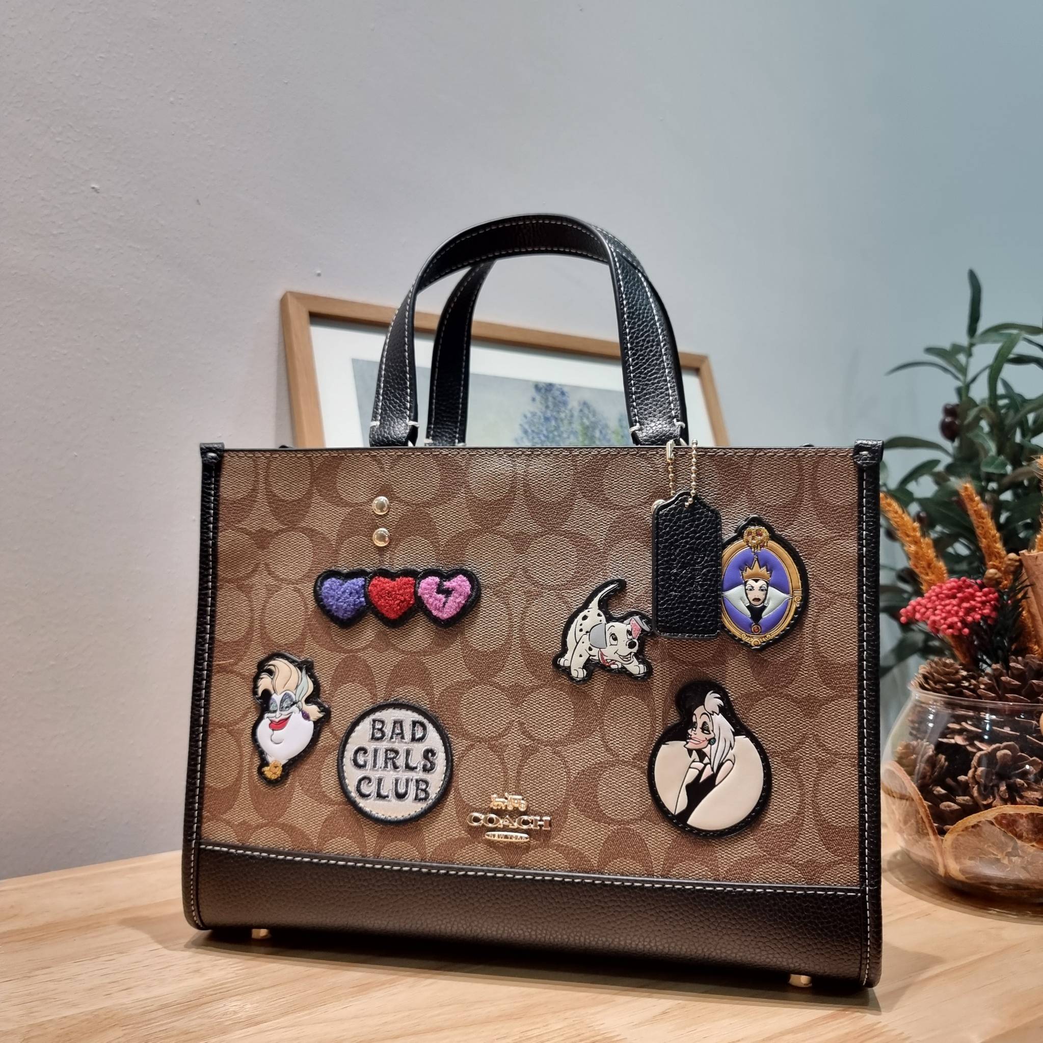 Coach Disney X Coach Dempsey Carryall In Signature Canvas With Patches CC873 คอลเลคชั่นใหม่ กับเหล่ายัยตัวร้าย ที่ไม่มีใครไม่รู้จัก!! กับกระเป๋าทรงโท้ท ไซส์ใหญ่ที่สามารถจุของได้แบบไม่ต้องกังวล ฟังก์ชั่นการใช้งานสะดวกที่สุด ดีไซน์ลวดลายแพทช์โดดเด่น มีทั้งส