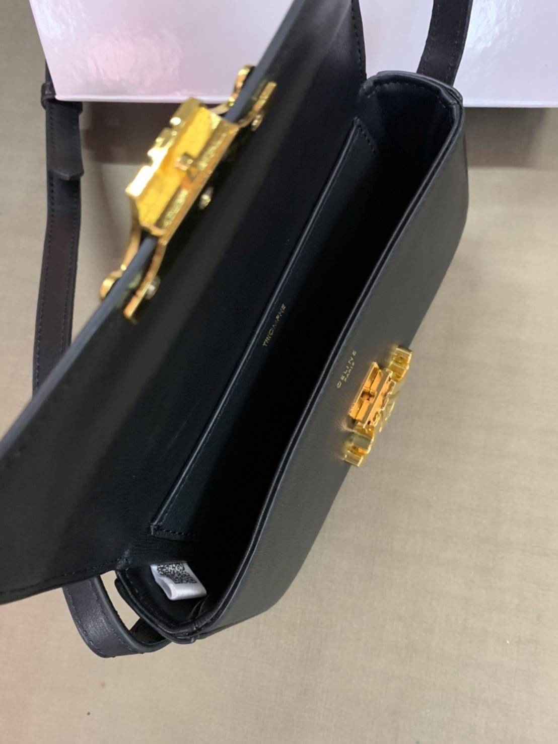 CELINE TRIOMPHE SHOULDER BAG VIP GIFT WITH PURCHASE-GWP พรีเมี่ยมกิ๊ฟ Limited Edition จาก CELINE PERFUME DUTY FREE COUNTER วัสดุหนังแกะสังเคราะห์เรียบ ดีไซน์ยอดนิยมสไตล์สาว LISA ทรงเหลี่ยมสวยหรูอยู่ทรง