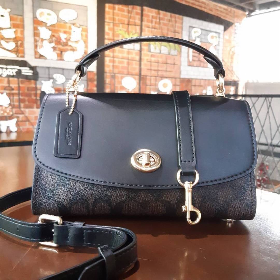 COACH TILLY SATCHEL 23 IN SIGNATURE CANVAS ((C1802//C1439/C1435)) กระเป๋า crossbody สวยหรู ขนาดใหม่ พร้อมสีมาใหม่!! ดีไซน์ย้อนยุค วัสดุหนังแคนวาสเคลือบลายสลับหนังแท้ มาพร้อมหูจับในตัว และสาย crossbody ปรับได้ตามตัว เปิด-ปิดด้วยตัวบิดล็อค ภายในโล่ง บุกำมะห