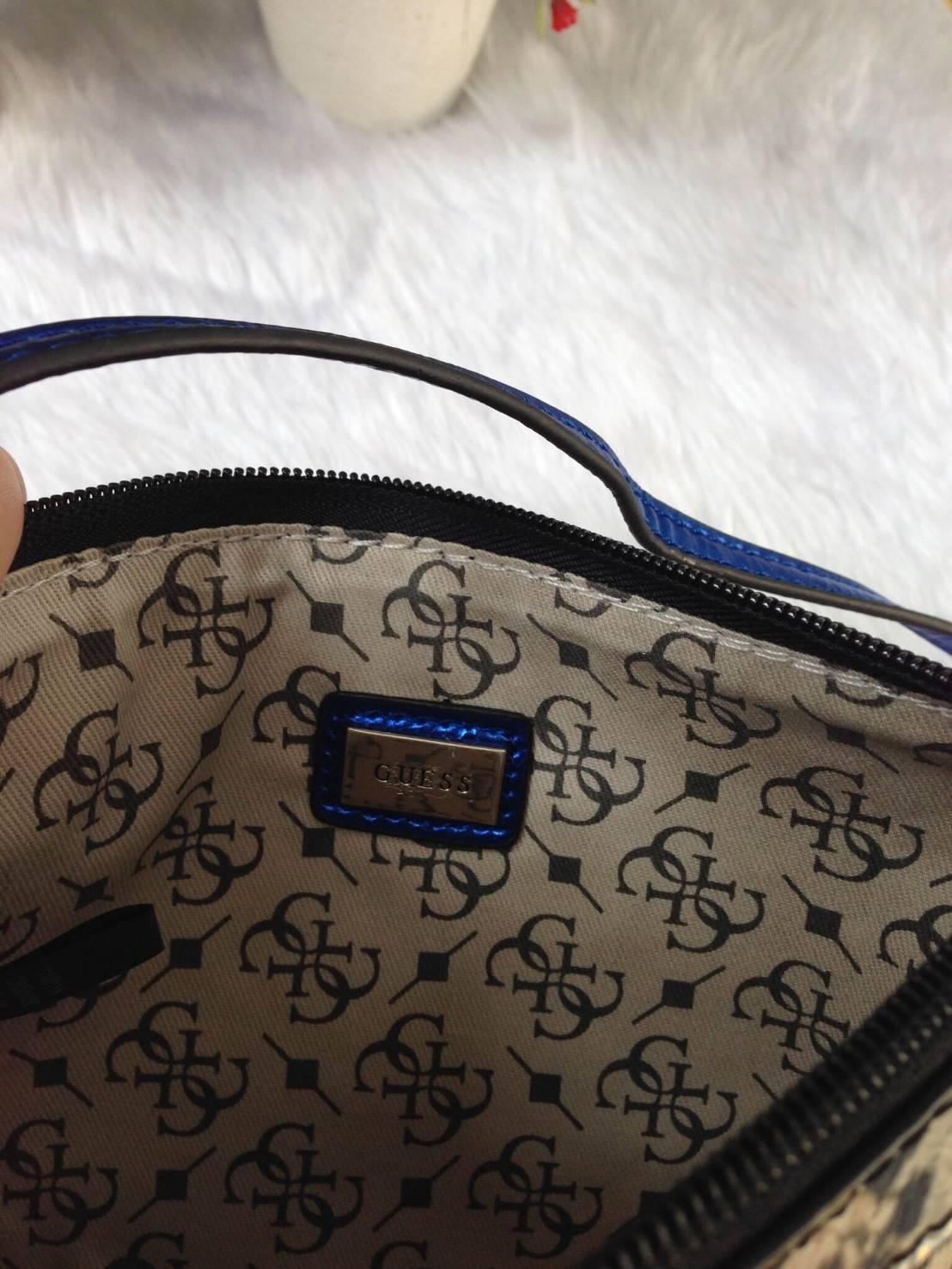 Guess clutch bag กระเป๋าคลัชถือ มาพร้อมสายสะพาย น้ำหนักเบา สีสันสวยงาม แต่งแคนวาสด้วยอักษรG สลับหนังลาย โลโก้โลหะสลักบนหนัง สามารถใส่ iPhone 8+ ได้ สวยหรู น่าใช้มากค่า