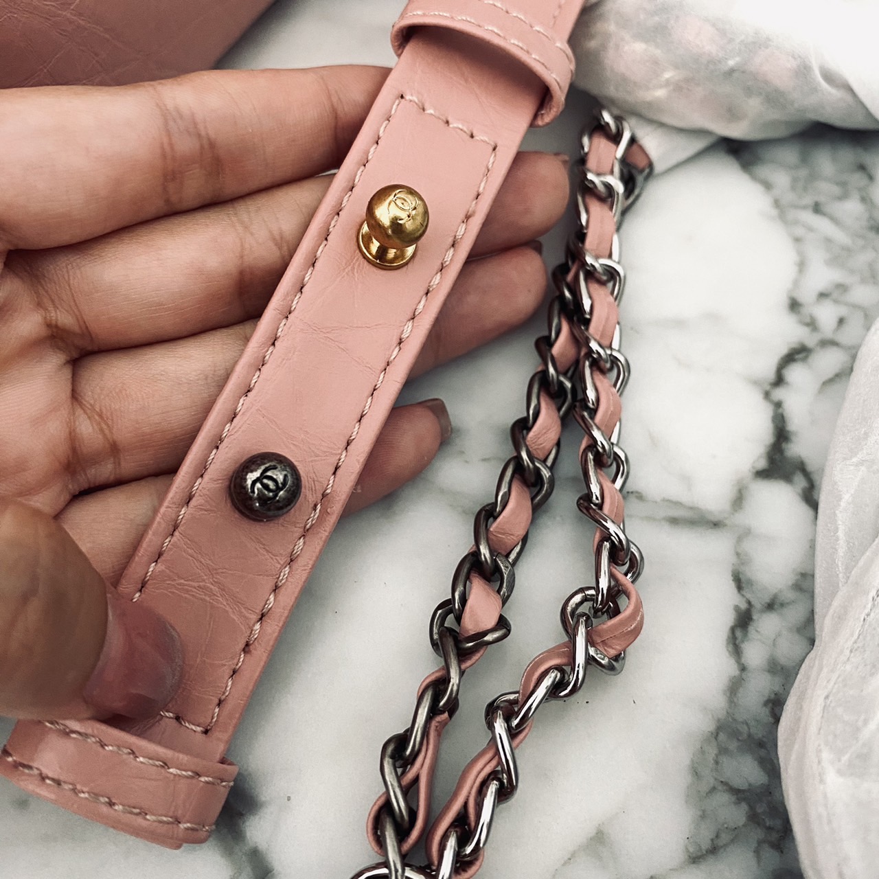 CHANEL Gabrielle Bag กระเป๋าสะพายซิกเนเจอร์สวยคลาสสิค สีชมพูพาสเทล ดีไซน์ไม่เหมือนใคร เป็นเอกลักษณ์ ใช้งานได้หลากหลาย สะพายได้ไม่ซ้ำ