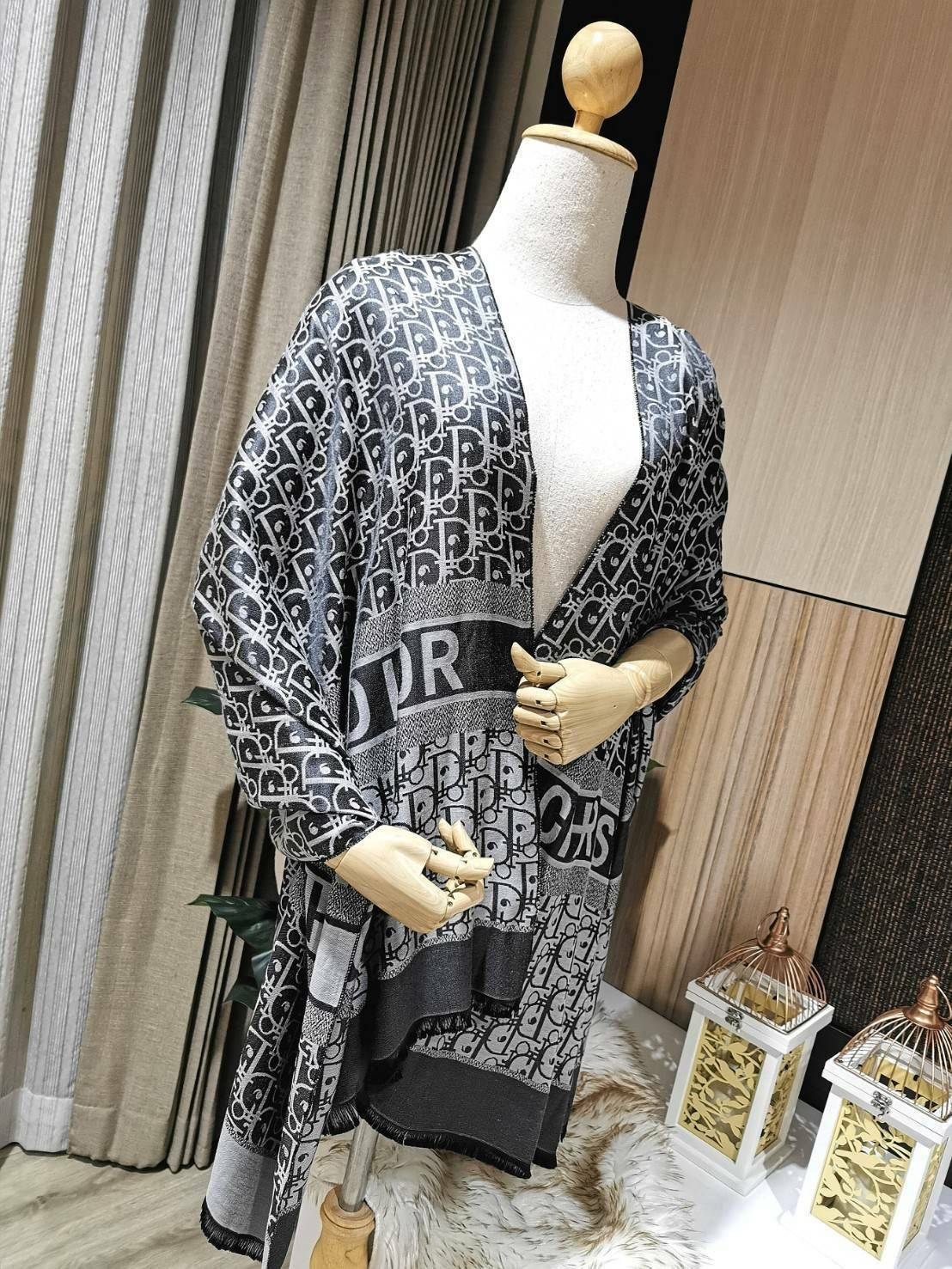 มาตามคำเรียกร้อง! พร้อมส่ง! CHRISTIAN DIOR LOGO MONOGRAM PRINTED SILK SCARF (LARGE) ผ้าพันคอผ้าคลุมไหล่ผืนใหญ่ลายโลโก้โมโนแกรมสวยหรูสุดคลาสสิค วัสดุผ้าไหมอย่างดี เนื้อนิ่ม ทิ้งตัว มีน้ำหนัก เนื้อผ้าดีมากๆๆค่ะไม่หนาจนเกินไปทำให้สามารถใช้ได้ในทุกสภาพอากาศ จ