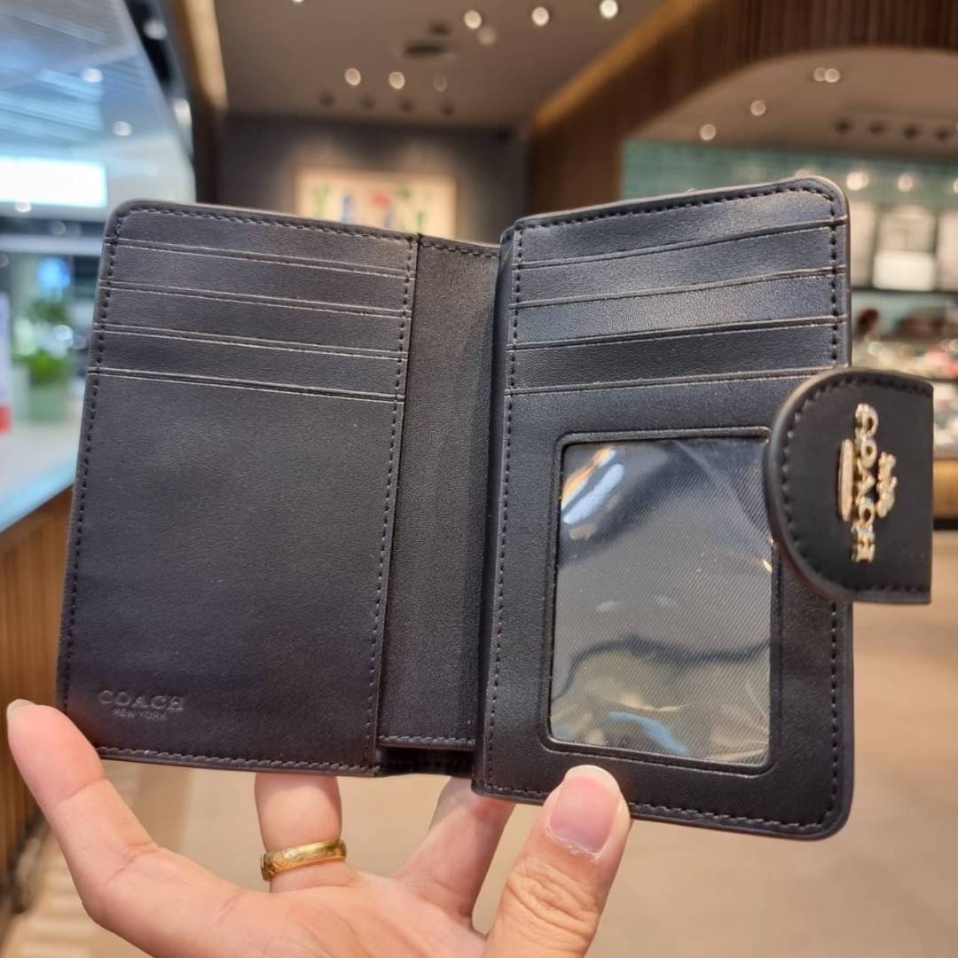 COACH C0082 MEDIUM CORNER ZIP WALLET IN SIGNATURE CANVAS ดีไซน์ใหม่ล่าสุด!! กระเป๋าสตางค์ใบกลาง 👛 ขนาดกำลังเหมาะมือ วัสดุหนังแคนวาสเคลือบลาย ดูแลรักษาง่าย มีช่องใส่บัตรและธนบัตรครบ และช่องซิปแยกไว้ใส่เหรียญ ครบเซ็ทแบบนี้เหมาะส่งต่อเป็นของขวัญที่สุ