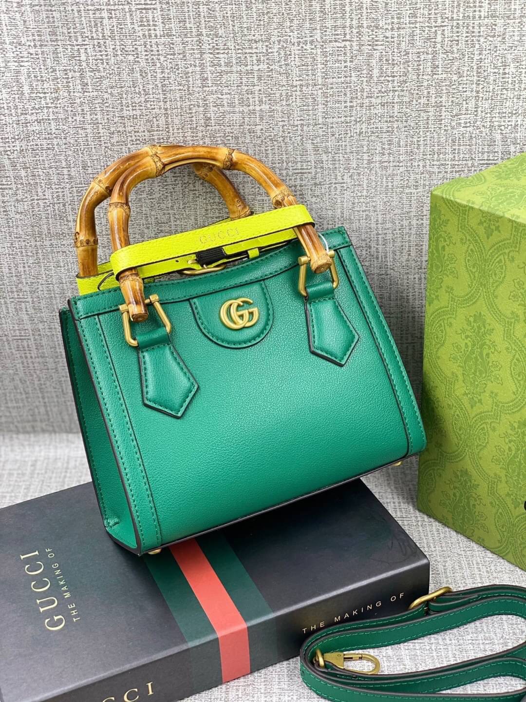 VIP GIFT 】หนังแท้ GUCCI Diana mini tote bag กระเป๋างานหูไม้ไผ่สุดคลาสสิก ดีไซน์มาใหม่พร้อมเข็ดขัดหนังสีสะท้อนแสงประดับตรงหูกระเป๋า ขนาดมินิกำลังน่ารักเลยค่ะ วัสดุหนังแท้ อะไหล่ทอง งานสวยตั้งอยู่ทรง มีสายสะพายยาว 1เส้น สามารถปรับระดับได้-ถอดได้ งานเก๋ไก๋ที
