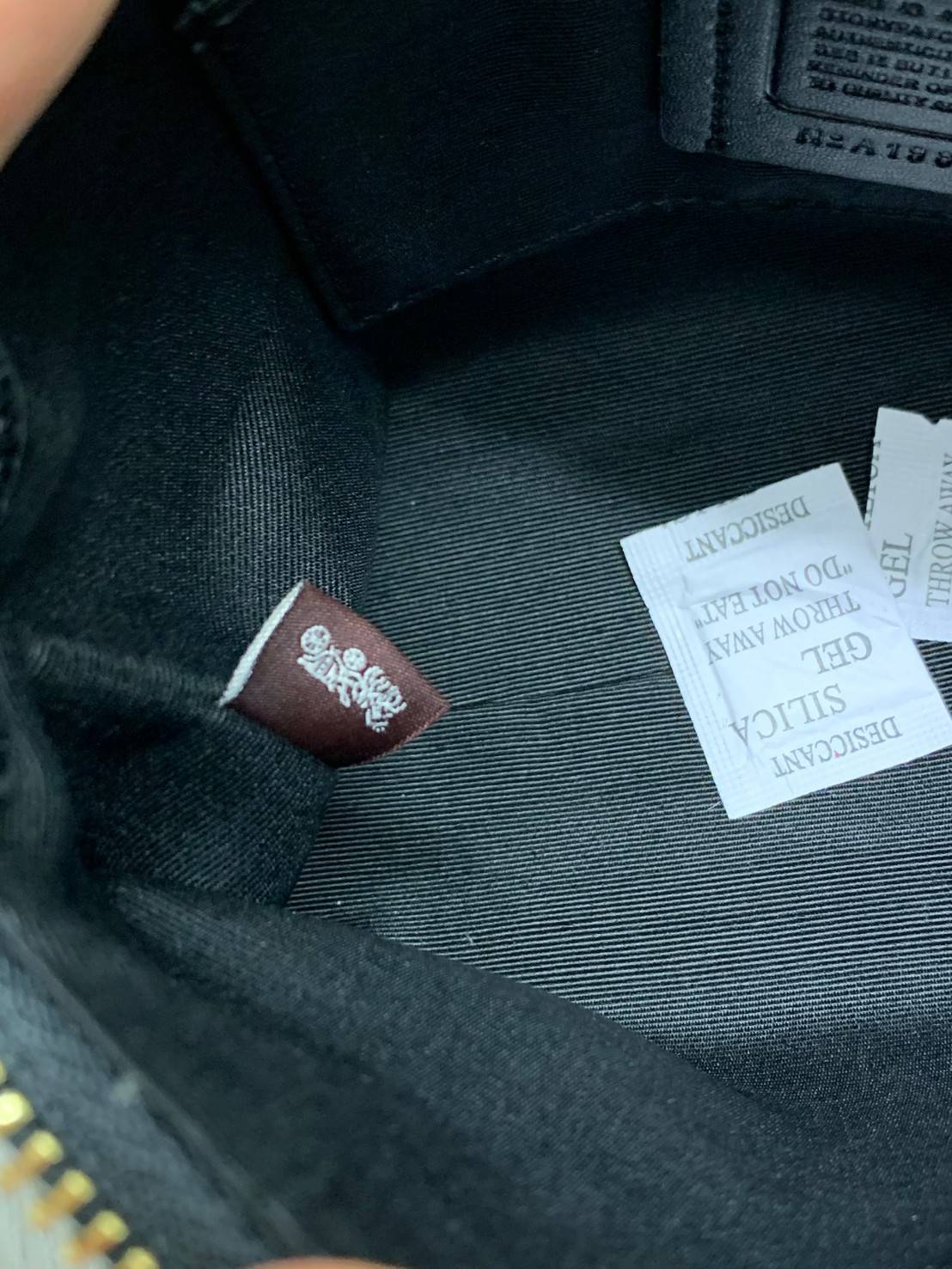 COACH POUCH HORSE AND CARRIAGE PRINT ((36674)) รุ่นแนะนำ ได้ไปไม่ผิดหวังแน่นอนค่ะ! กระเป๋าหิ้ว//สะพายไหล่//สะพายข้างได้ วัสดุ pvc นิ่มอย่างดี ลายรถม้าทั้งใบ สวยงามค่ะ เปิดปิดกระเป๋าแบบซิป ภายในสามารถใส่กระเป๋าเงินใบยาวได้;ของจำเป็นได้ครบค่ะ มีช่องเล็กให้ใ