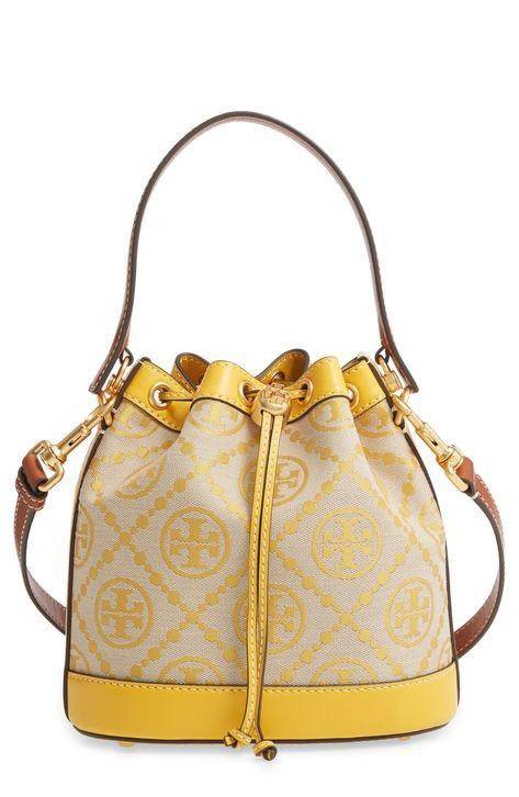 ของแท้ 💯% TORY BURCH Monogram Jacquard Bucket Bag กระเป๋าถือหรือสะพายไหล่ วัสดุผ้า Canvas โลโก้ Jacquard ทรงถัง ตั้งอยู่ทรง กระเป๋าปักลายแบรนด์ สวยหรู สายยาว Crossbody ได้ เปิด-ปิด โดยเชือกรูด เปิด-ปิดพร้อมสลับที่ประดับโลโก้ สวยหรู คุณนาย สุดๆ ไปเ