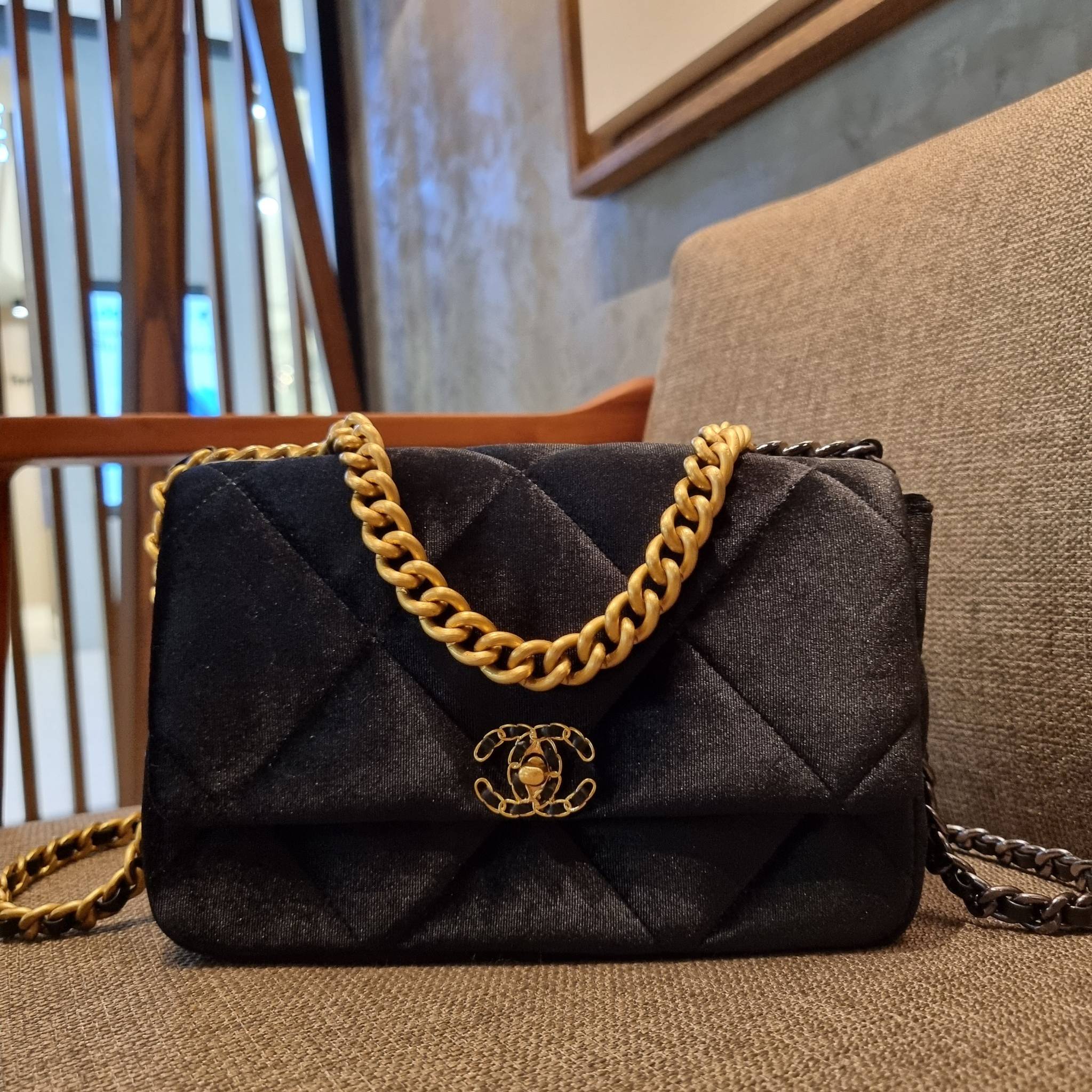 ไม่มองไม่เหลียวไม่ได้แล้ว!! ความหรูที่โดดเด่นจากผ้ากำมะหยี่ สร้างดีเทลผู้ดี ลูกคุณมากๆ Chanel vip boutique กระเป๋าสะพายจาก duty free ในราคาสุดประหยัด!! ดีไซน์เลิศ ตกแต่งด้วยโซ่ทูโทน ลงตัวแบบไม่มีที่ติ เปิด-ปิดด้วยตัวบิดล็อค ภายในโล่งกว้าง ใส่กระเป๋าสตางค์