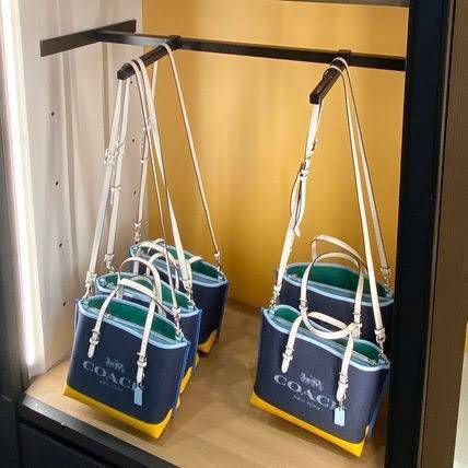 COACH C4085 MOLLIE TOTE 25 IN COLORBLOCK กระเป๋าทรงโท้ทยอดฮิต ขนาดมินิไซส์ ดีไซน์สวยคมทุกรุ่น!! ตกแต่งซิกเนเจอร์ถักทออยู่บนผ้าแคนวาส ดูโดดเด่น ภายในเป็นช่องโล่ง มีช่องซิปกลางใส่ของได้ ขนาดกำลังดีแบบใส่ของได้ครบครัน มาพร้อมสายสะพายข้าง หรือจะถือคล้องแขนเก๋