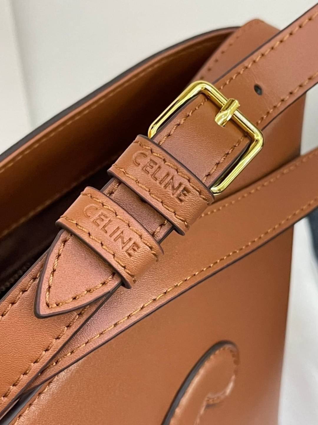 หนังแท้ CELINE SMALL BUCKET CUIR TRIOMPHE IN SMOOTH CALFSKIN / CELINE BUCKET BAG CUIR TRIOMPHE พร้อมส่งที่ไทย คอลเลคชั่นใหม่ ฮิตข้ามปี กับกระเป๋าสะพายทรงถัง ใช้งานง่ายที่สุด สายสะพายในตัว ปรับใช้ได้เลย วัสดุหนังวัว เรียบหรู ผู้ดีไปอีก โดดเด่นด้วยโลโก้เอกล