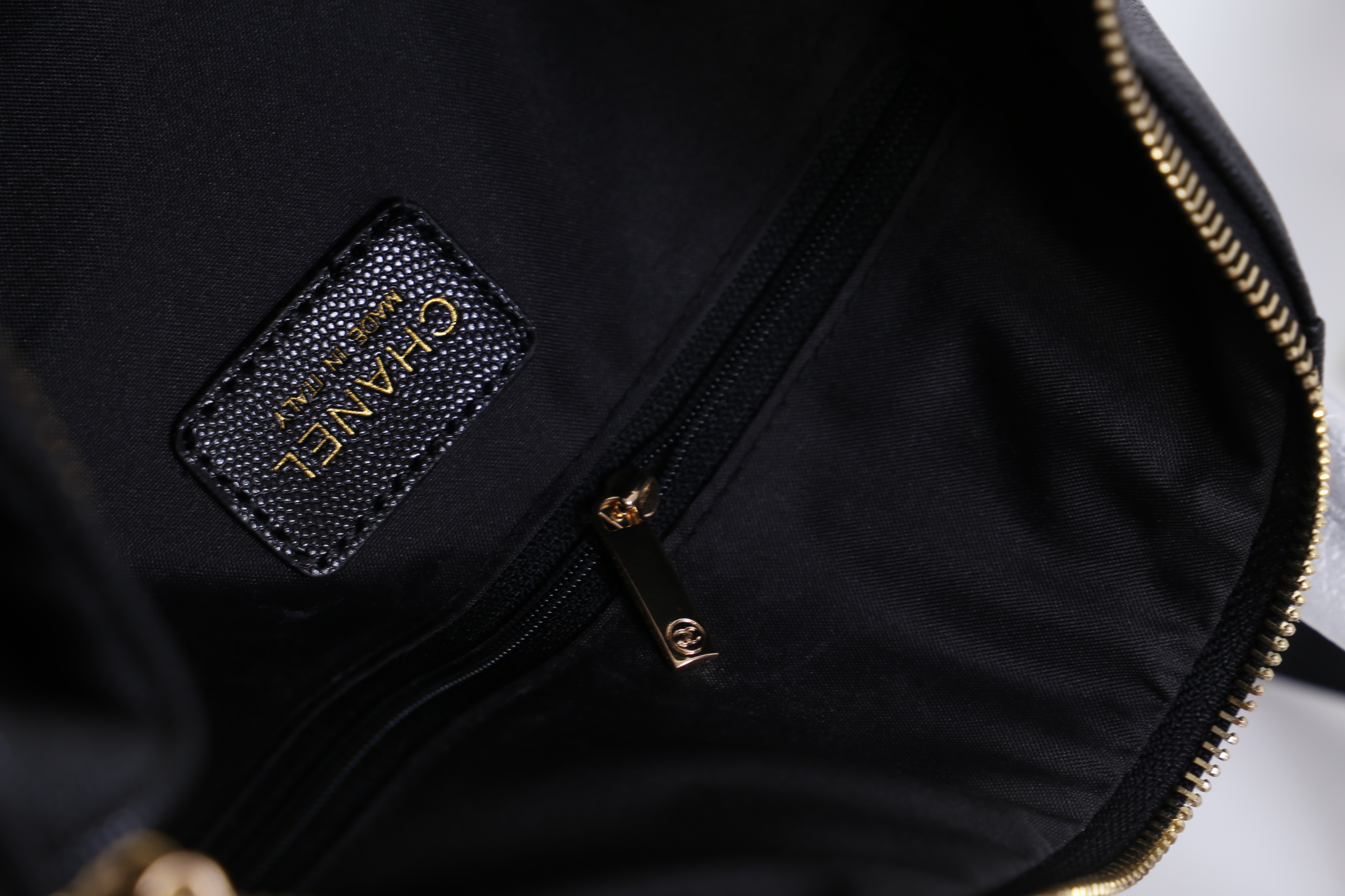 CHANEL Caviar Small Travel bag / CHANEL CAVIAR LARGE HANDBAG / chanel travel bag กระเป๋าเดินทางขนาดพอเหมาะ อะไหล่ทอง วัสดุหนังลายคาร์เวียร์ สวยหรูน่าใช้ น้ำหนักเบา มาพร้อมแท็กหนังแบรนด์อะไหล่ทอง และแท็กหนังใส่กุญแจ