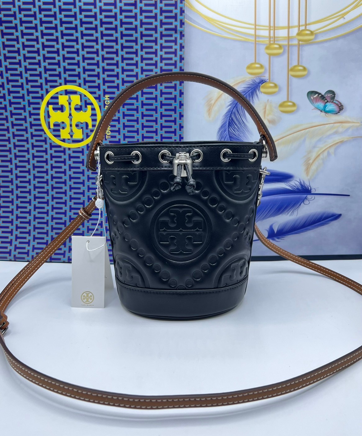 6 สี Tory Burch Puffy Mini / Tory burch T Monogram Puffy Patent Mini Bucket Bag / Tory Bucket Bag กระเป๋าบัคเกต size เล็ก โดดเด่นด้วยโลโก้ตัวนูนปั๊มด้านหน้า