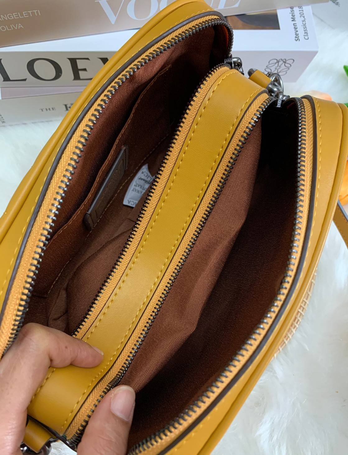 COACH C1569 JES CROSSBODY WITH LINEAR QUILTING ใหม่ล่าสุด!! กระเป๋าสะพายข้าง รุ่น 2 ซิป ใบใหญ่จุใจ ดีไซน์ใหม่ เพิ่มลูกเล่นให้ดูหรูหรายิ่งขึ้น วัสดุหนังสังเคราะห์บุเป็นลายเส้นสวยงาม เปิด-ปิดด้วยซิป 2 ช่องหลัก ใช้งานง่าย ทรงสวยมากๆรุ่นนี้ มาพร้อมสายสะพาย cr