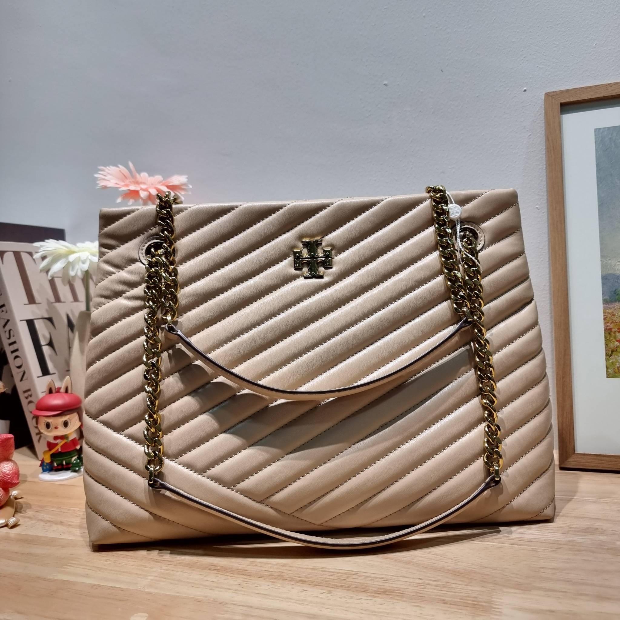 TORY BURCH KIRA CHEVRON TOTE กระเป๋าสะพายรุ่นที่ใครๆก็ต้องมี กับทรงโท้ทไซส์ใหญ่ ใช้ยังไงก็ดูหรู ดีไซน์เฉพาะตัว วัสดุหนังสัมผัสนิ่ม