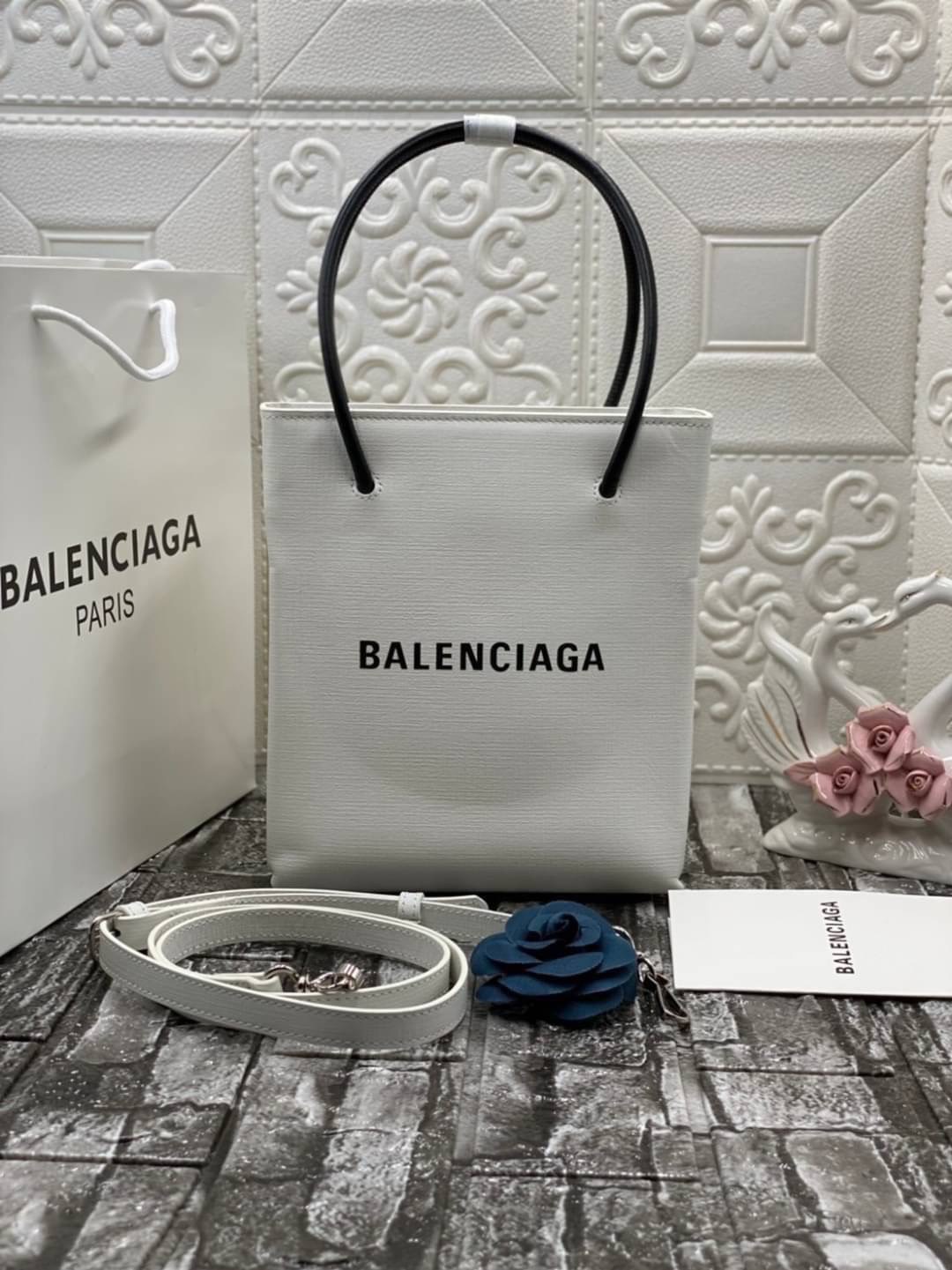 หนังแท้ BALENCIAGA XXS TOTE / Balenciaga shopping tote xxs พกกระเป๋าช้อปปิ้ง ไปทุกที่ในฤดูกาลนี้ ดีไซน์ที่ใช้ได้ทุกวันตั้งแต่หนังแบบมีเท็กซ์เจอร์ ภาพสินค้าถ่ายจากงานขายจริง ใช้งานต่างประเทศได้
