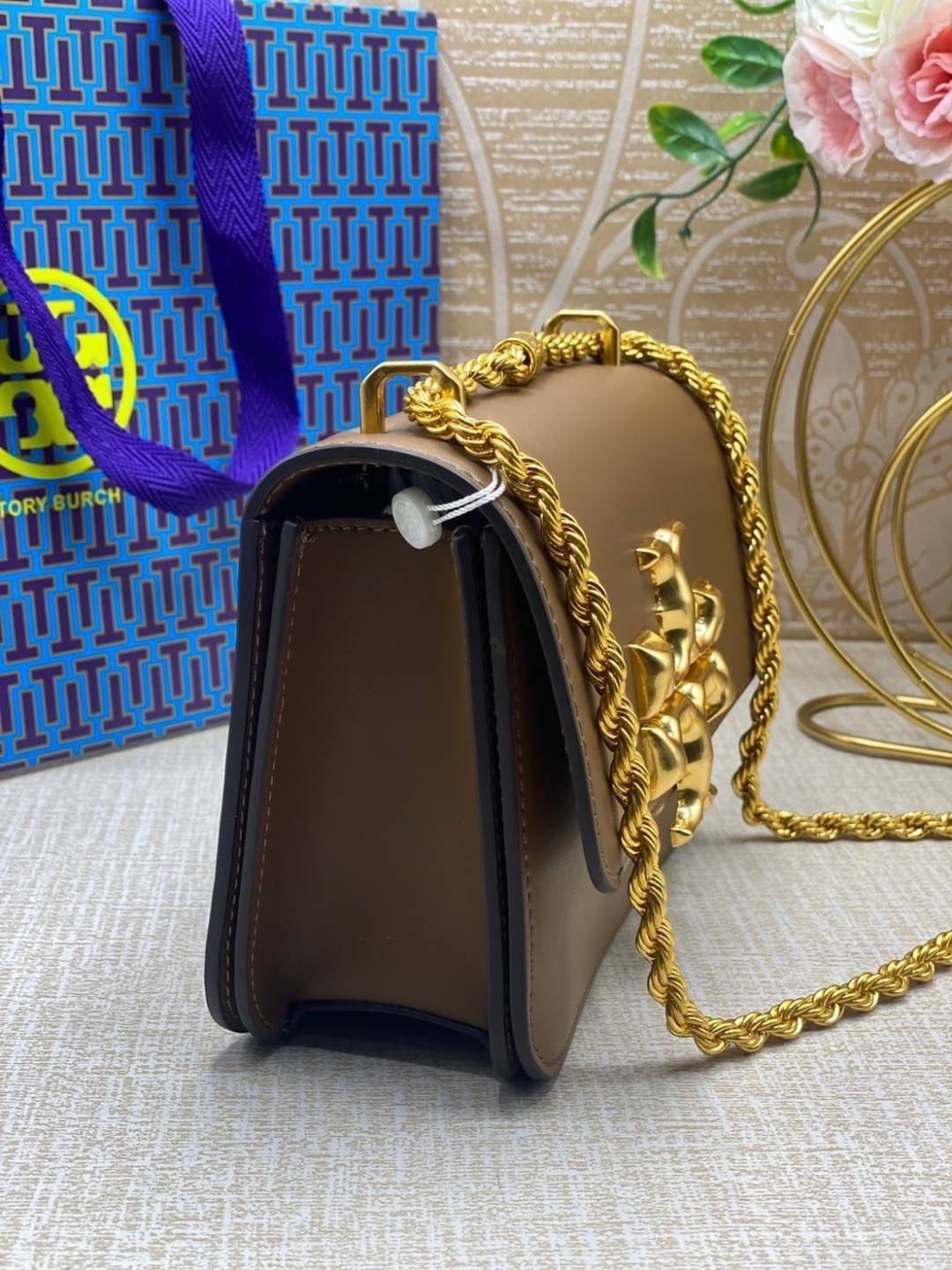 Tory Burch Eleanor Medium Convertible Shoulder Bag / Tory Burch 75003 ฮอตไอเท็ม รุ่นนี้ขายดีขายหมด สวยหรู คุณหนู ผู้ดี!! หายากมากแล้วน้า กระเป๋าสะพายข้าง ดีไซน์อยู่ทรง ขนาดกำลังสะดวกใช้สำหรับสาว เปิด-ปิดด้วยแถบแม่เหล็ก ภายในแบ่งสัดส่วนได้เป็นอย่างดี