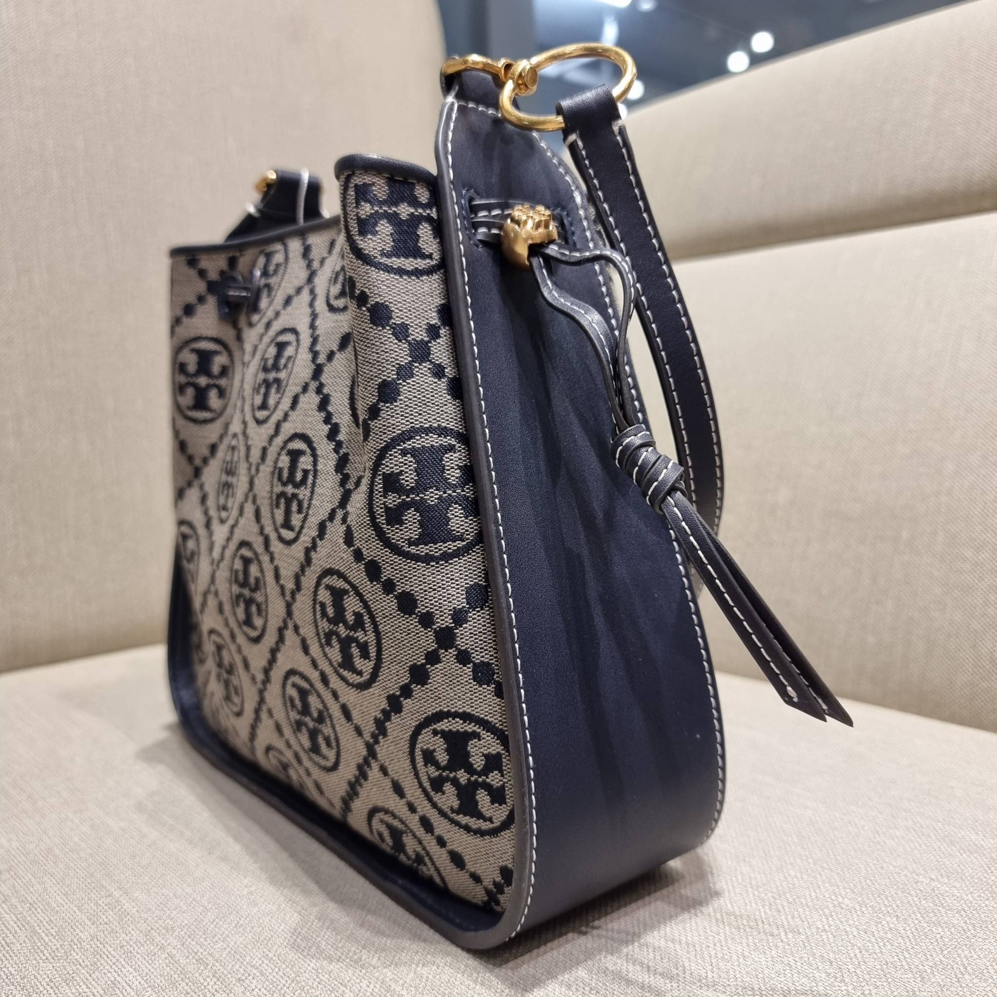 TORY BURCH T MONOGRAM JACQUARD BELL BAG คอลเลคชั่นใหม่ กับกระเป๋าลายโมโนแกรมยอดฮิต ที่มาในรูปทรงดีไซน์สวยเก๋ ชิคๆคูลๆ รับรองว่าไม่มีเกร่อ ตัวกระเป๋าทรงเหลี่ยม รูปเก็บทรงได้ในส่วนของปากกระเป๋า หรือไม่รูด ก็ได้ความสวยไปอีกแบบ วัสดุผ้า jacquard ตัดสลับหนังแท