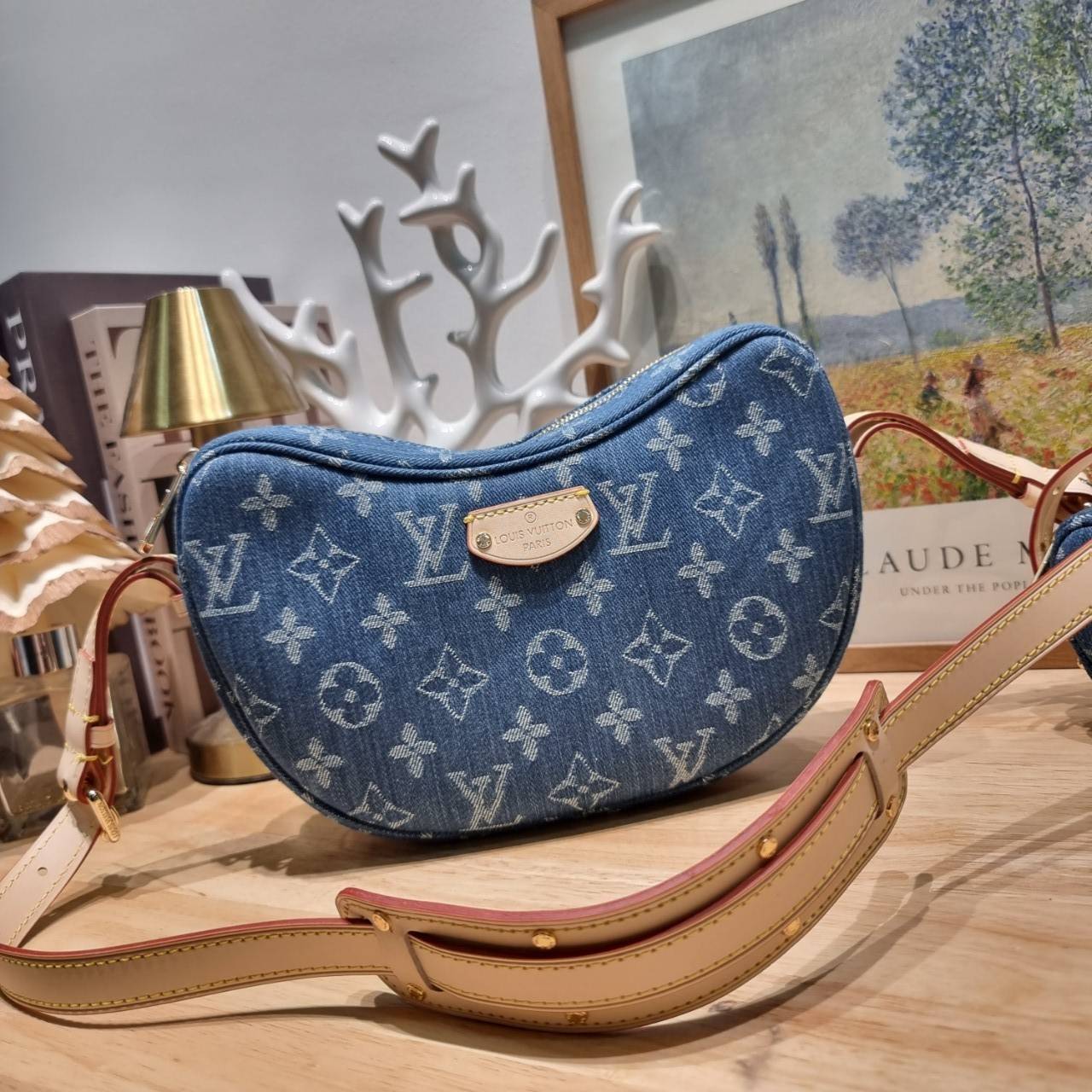 LV croissant denim bag กระเป๋าทรงครัวซองต์ ใหม่ล่าสุด สวยชิค ฉ่ำก่อนใคร ด้วยดีไซน์สุดเก๋แบบทำถึง เพิ่มดีเทลน่าใช้ด้วยใบลูก ที่แยกออกมาใช้ได้