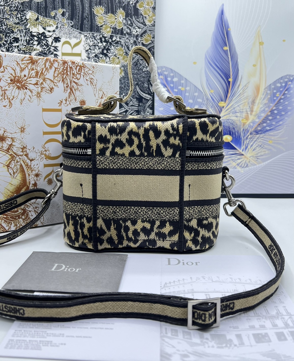 18cm Small DiorTravel Vanity Case กระเป๋าใส่เครื่องสำอาง มาพร้อมกับลวดลาย Oblique ปักอย่างประณีตและประดับด้วยสัญลักษณ์ Christian Dior Paris มาพร้อมสายสะพายและหูจับในตัว ปรับเปลี่ยนใช้งานได้ตามสไตล์