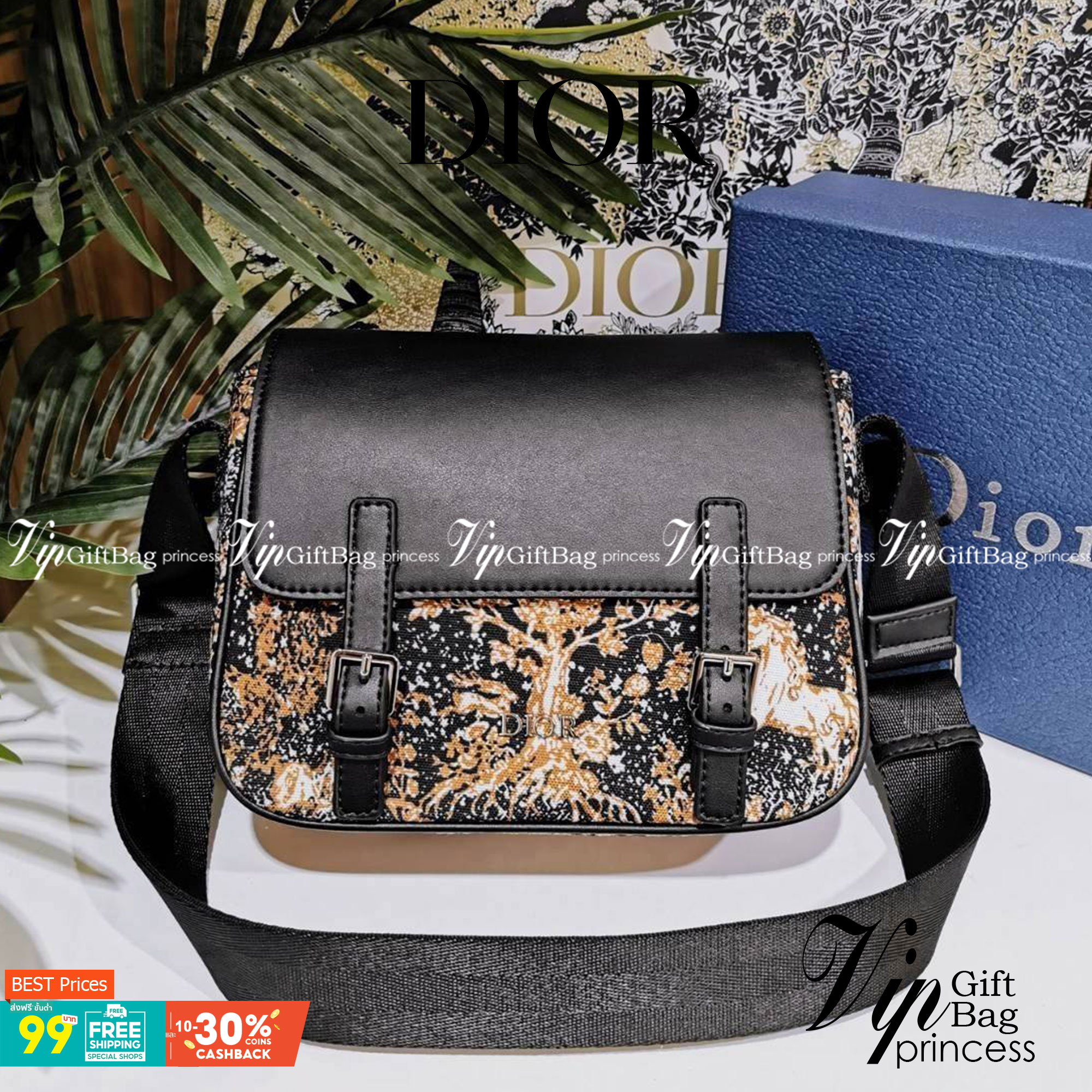 CHRISTIAN DIOR MESSENGER BAG GIFT WITH PURCHASE (GWP) พรีเมี่ยมกิ้ฟรุ่น Limited จาก DIOR DUTYFREE COUNTER ดีไซน์ทรงสี่เหลี่ยมขึ้นลาย Dior สวยหรูดูดีโดดเด่นเป็นเอกลักษณ์ เปิดปิดด้วยฝาปิดกระดุมแม่เหล็ก ภายในโล่งมีโลโก้และช่องซิปใส่มือถือ กระเป๋าสตางค์ยาว ขอ