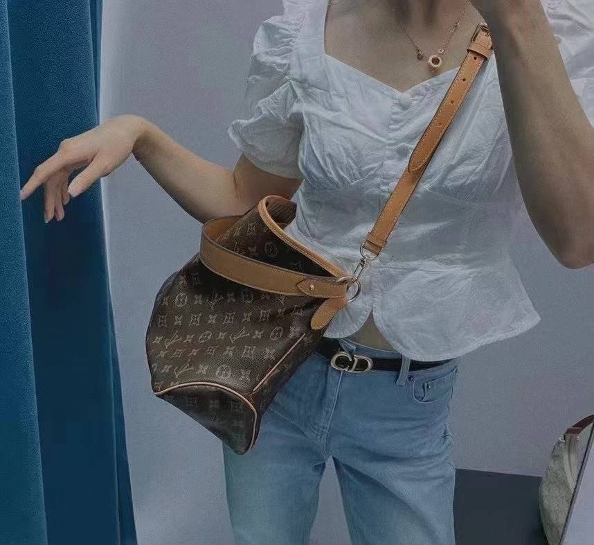 LV delightful bag / LV CARRYALL Monogram Canvas / LV Shopping Bag กระเป๋าทรงโท้ทใบใหญ่ ขนาดจุได้แบบล้นๆ รอบนี้จัดใบลูกมาให้อีก พิเศษที่สุด!! สมใจใครที่มองหากระเป๋าใบโปรด มีตะขอเกี่ยวที่ปากกระเป๋า และยังมาพร้อมสายสะพาย 2 แบบ