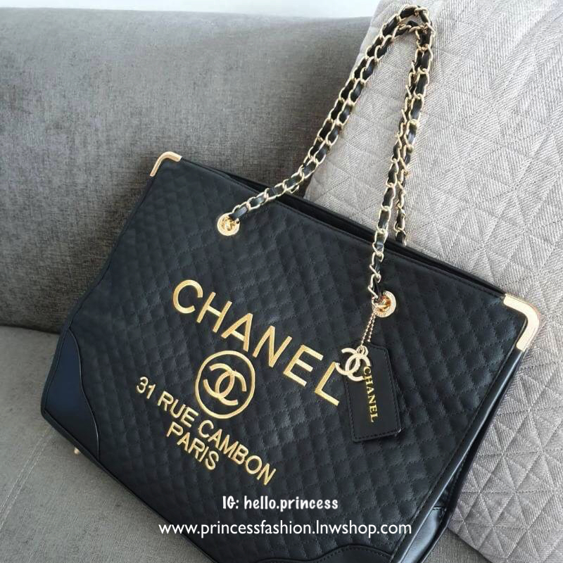 Vip Gift Premium Gift พรีเมี่ยมกิ๊ฟ แท้💯 สินค้าแถมจากเค้าเตอร์เครื่องสำอางค์ที่ญี่ปุ่น กระเป๋า Chanel quilted 31 Rue Cambon Paris Shopping Bag Size : กว้าง 43 * สูง 33 * ฐานกระเป๋า 13 สายสูง 25 (ความยาวทั้งสาย 50) cm. Matarial : หนัง PU ลายตาราง ก