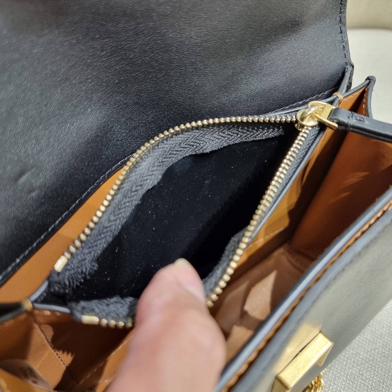 TORY BURCH ELEANOR SMALL CONVERTIBLE SHOULDER BAG ฮอตไอเท็ม รุ่นนี้ขายดีขายหมด คัมแบค!! สวยหรู คุณหนู ผู้ดี!! หายากมากที่สุด!! กระเป๋าสะพายข้าง ดีไซน์อยู่ทรง ขนาดกำลังสะดวกใช้สำหรับสาว วัสดุหนังแท้เต็มใบ สีทูโทน เปิด-ปิดด้วยแถบแม่เหล็ก ภายในแบ่งสัดส่วนได้