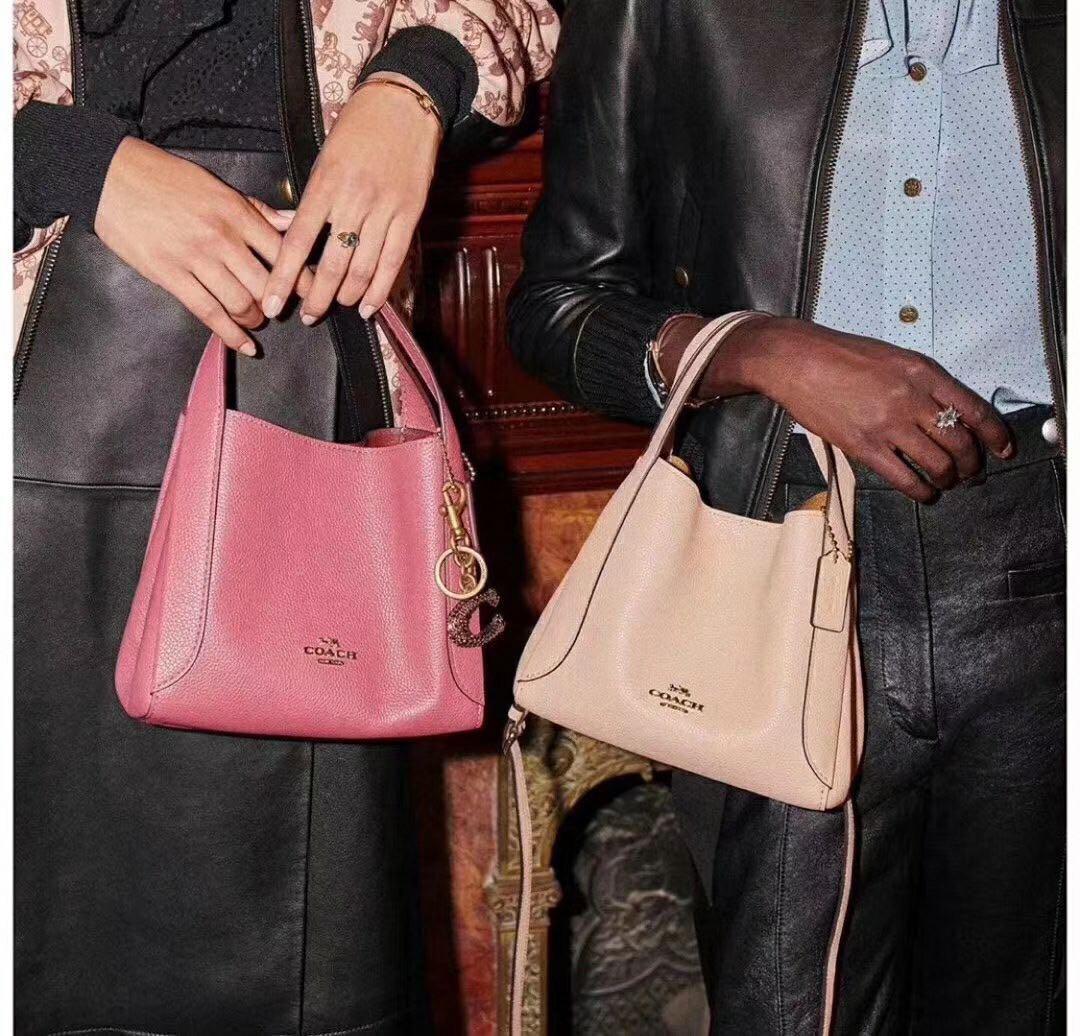 COACH 78800 HADLEY HOBO 21 ไอเท็มยอดนิยม คลาสสิคในทุกโอกาส กระเป๋าทรงโฮโบ ทรงสวยใช้งานได้ทุกลุค แมชท์ง่ายกับทุกสไตล์ วัสดุหนัง pepble เปิด-ปิดด้วยกระดุมแม่เหล็ก มีตะขอล็อคที่ปากกระเป๋าเพื่อปรับทรงใช้งานได้ ภายในโล่งกว้าง ใส่ได้ทุกอย่าง!! มีสายสะพายให้ หรื