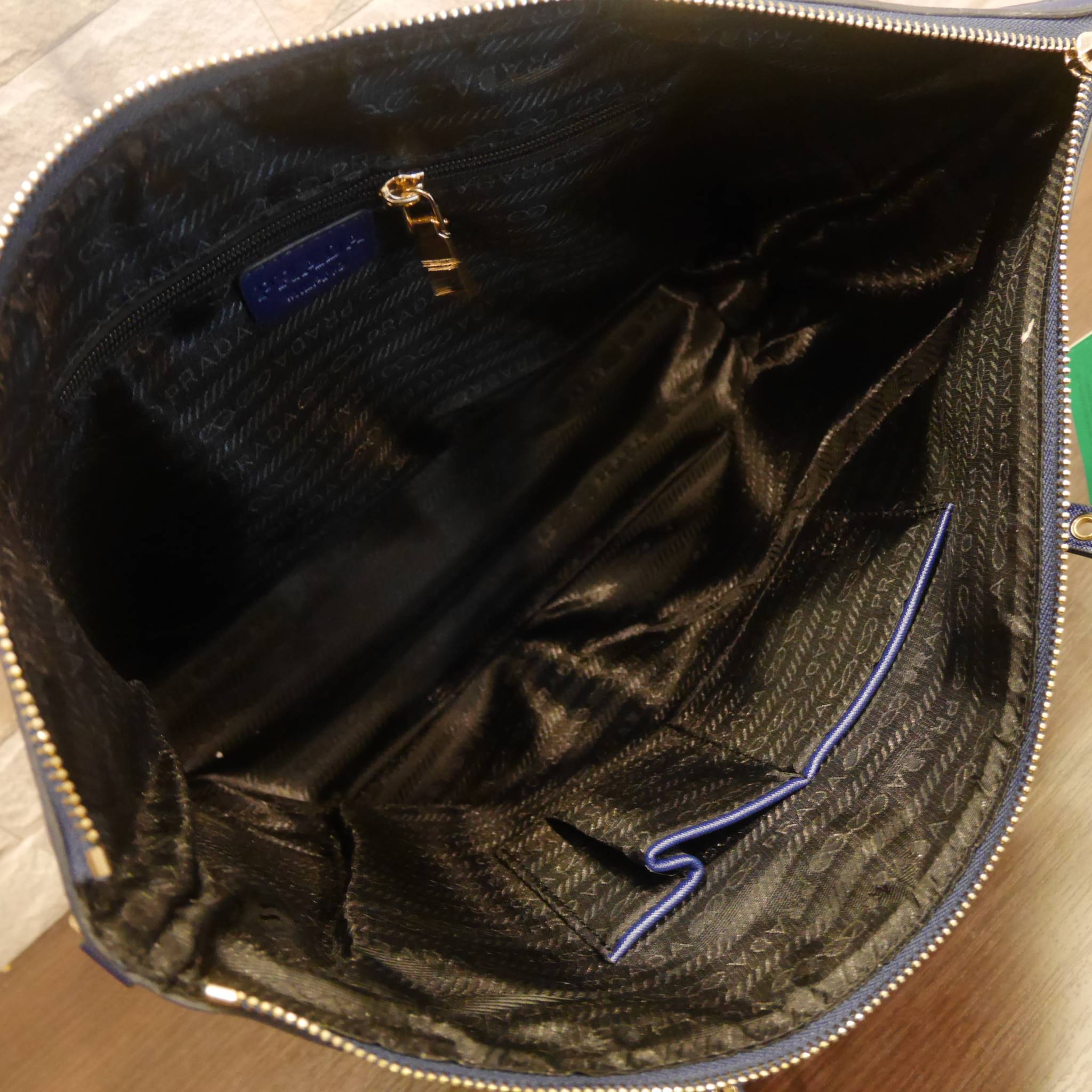 กรี้ดดด งานใบใหญ่ **ใส่ของจุใจ ก้มาน้าาา งานพรีเมี่ยมกิ้ฟ จากเคาเตอร์ต่างประเทศคะ จากแบรนด์ PRADA เป็น กระเป๋าผ้าไนล่อน ตามแบบฉบับของแบรนด์เลย หลงรักเลยคะ สะพายไหล่ได้ ถือก็สวยๆ ใช้แล้วสวยมากๆ ใส่ของได้เยอะเว่อร์ คุ้มราคา ห้ามพลาดเลยคะ!