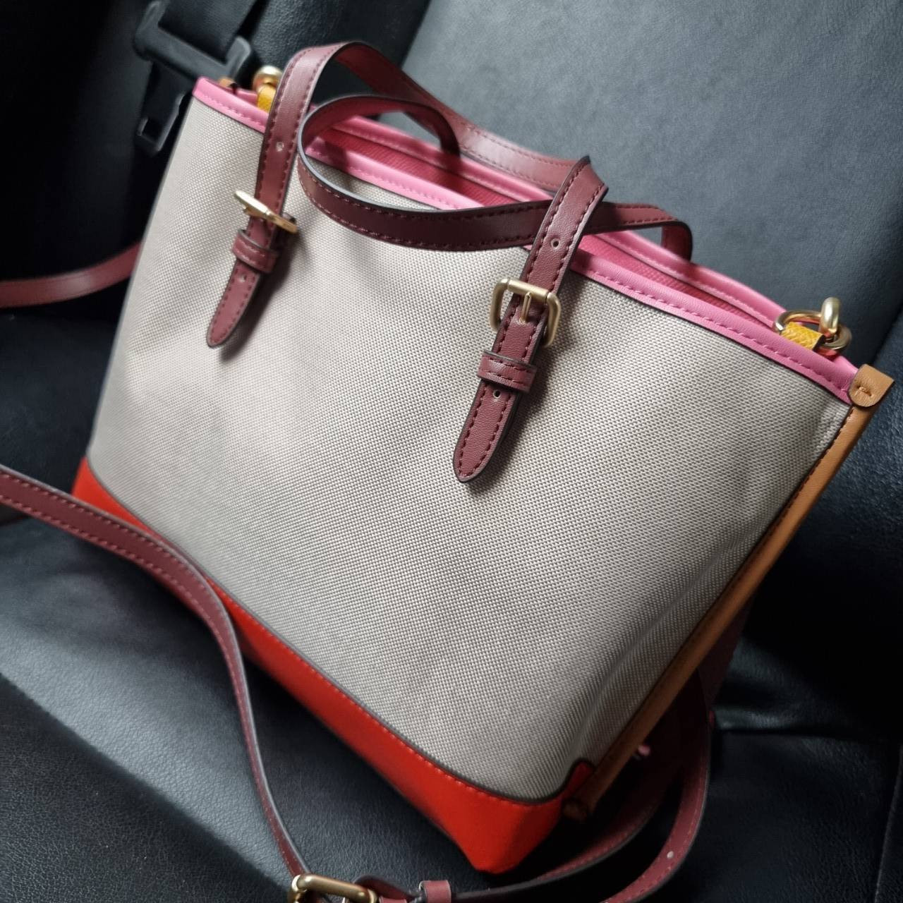 COACH C4085 MOLLIE TOTE 25 IN COLORBLOCK กระเป๋าทรงโท้ทยอดฮิต ขนาดมินิไซส์ ดีไซน์สวยคมทุกรุ่น!! ตกแต่งซิกเนเจอร์ถักทออยู่บนผ้าแคนวาส ดูโดดเด่น ภายในเป็นช่องโล่ง มีช่องซิปกลางใส่ของได้ ขนาดกำลังดีแบบใส่ของได้ครบครัน มาพร้อมสายสะพายข้าง หรือจะถือคล้องแขนเก๋
