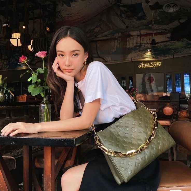 LV HANDLE POUCH MONOGRAM / LV Coussin PM Bag กระเป๋าสะพายกึ่งคลัชท์ สุดล้ำ มาแรงมาก ด้วยความสวยปังตั้งแต่แรกเห็น วัสดุหนังแกะสังเคราะห์ปั๊มลายสวยคม มาพร้อมสาย 2 เส้น เลิศๆ มีสายโซ่ที่มีดีเทลละเอียดไม่ซ้ำ และสายสปอร์ตครอสบอดี้ ที่จะคล้องไว้ทั้งสองเส้นก็ดีง