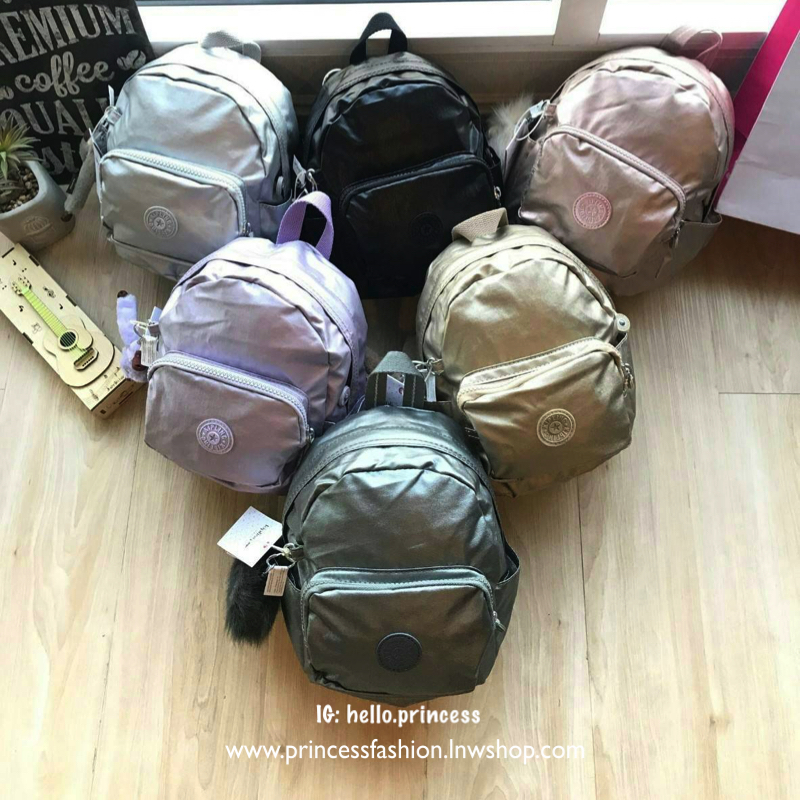 Kipling Kaopin Mini Backpack Woman’s กระเป๋าเป้สะพายรุ่นใหม่!!ขนาดมินิ สามารถแบบเป้หรือทรงcrossbody ได้ มีหลายช่องใช้งาน ด้านหน้าเป็นช่องซิปเล็กใส่ของจุกจิก ภายในมีช่องเล็กแยกเป็นสัดส่วน ใส่กระเป๋าสตางค์ยาวหรือมินิไอแพคได้ ขนาดกะทัดรัด มาพร้อมพวงกุญแจลิงส