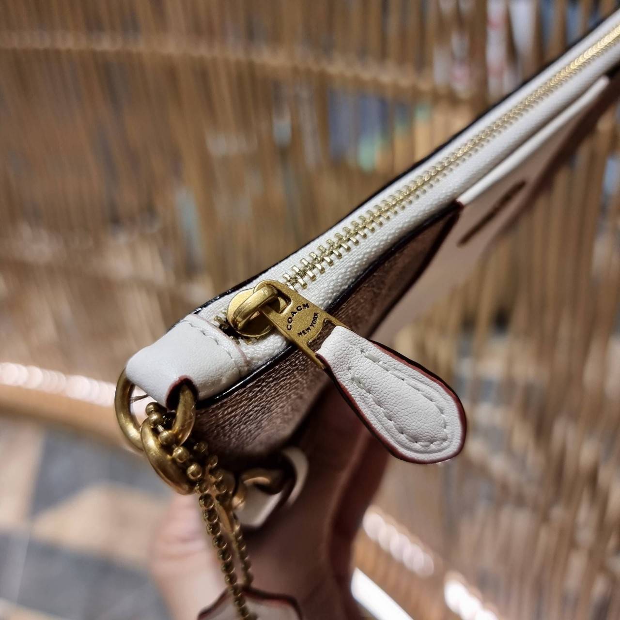 COACH 32445 SMALL WRISLET IN COLORBLOCK SIGNATURE CANVAS คอลเลคชั่นคัลเลอร์บล็อคสวยหรู ในรูปแบบกระเป๋าคล้องมือ ขนาดพกพา ไซส์กำลังสวยมากๆ พกง่ายไปเลยจ้า วัสดุหนังแคนวาส ตัดหนังแท้ ภายในโล่ง มีช่องใส่บัตร ตอบโจทย์สาวๆที่ไม่ชอบความพะรุงพะรัง พกใบนี้คือสะดวกส