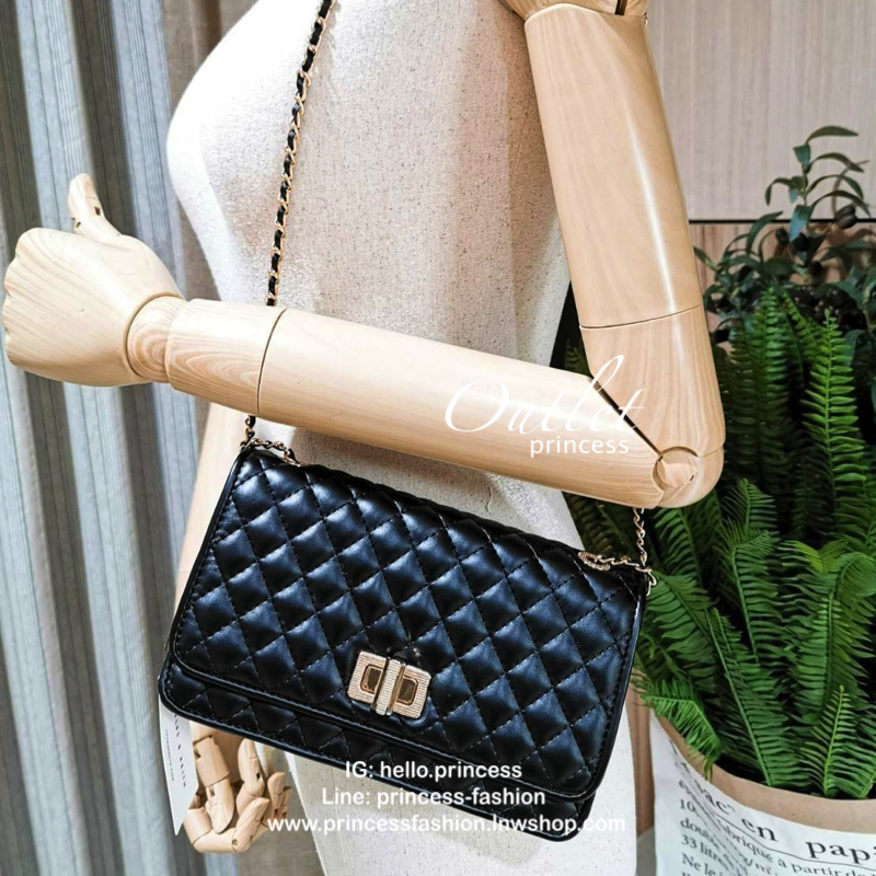 CHARLES & KIETH MINI CLUTCH BAG กระเป๋าสะพายทรงคลัชรุ่นยอดนิยมดีไซน์คลาสสิควัสดุหนังนิ่มลายตารางสวยอยู่ทรงขนาดมินิสไตล์ Chanel เปิดปิดด้วยตัวล๊อคแบบบิดอะไหล่ทอง ด้านหลังประดับโลโก้แบรนด์สวยดูดี มาพร้อมสายสะพายโซ่ร้อยหนัง Crossbody ได้สามารถซ้อนสายสะพายไหล