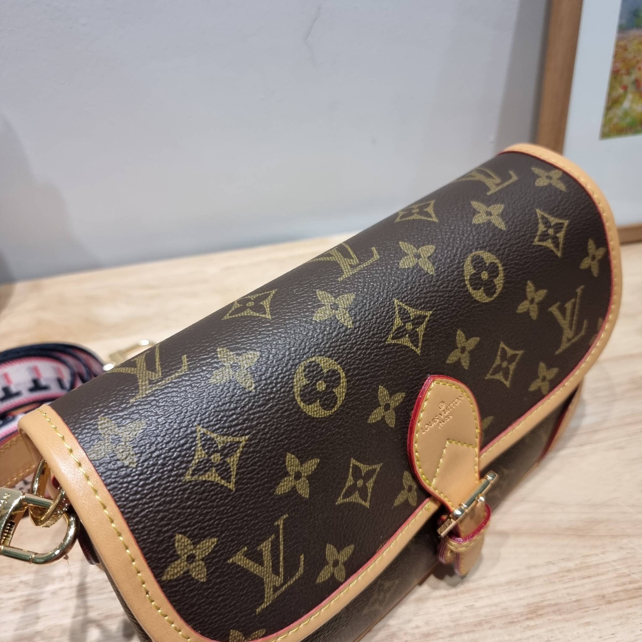 LV Diane Monogram Bag / LV multi handbag กระเป๋ามัลติฟังก์ชั่นสุดคุ้ม ดีไซน์ออกมาน่ารักน่าใช้มากๆ วัสดุหนังแคนวาส มีสายมาให้ถึง 2 แบบ สายหนังคล้องไหล่ได้ และสายสปอร์ตครอสบอดี้ได้ ปรับเปลี่ยนใช้ตามลุคแต่ละวันได้เลย