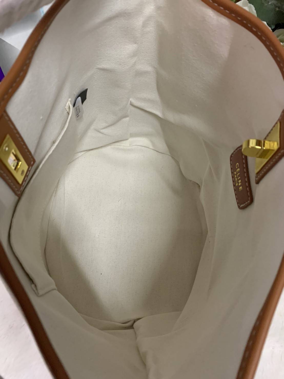 VIP 🥂 CELINE TEXTILE BUCKET BAG VIP / Celine Bucket Bag Beige / Tan วัสดุ Textile Canvas & CalfSkin ดีไซน์ทรง Bucket มาพร้อม Clutch ใบเล็กเข้าชุด ซื้อ 1 ได้ถึง 2 เป็นอีกหนึ่งรุ่นฮิตกันมาก งานสะไตล์วินเทจ ขนาดกำลังดี ผ้าเนื้อหนาค่ะ งานสวยตั้งอยู่ทร