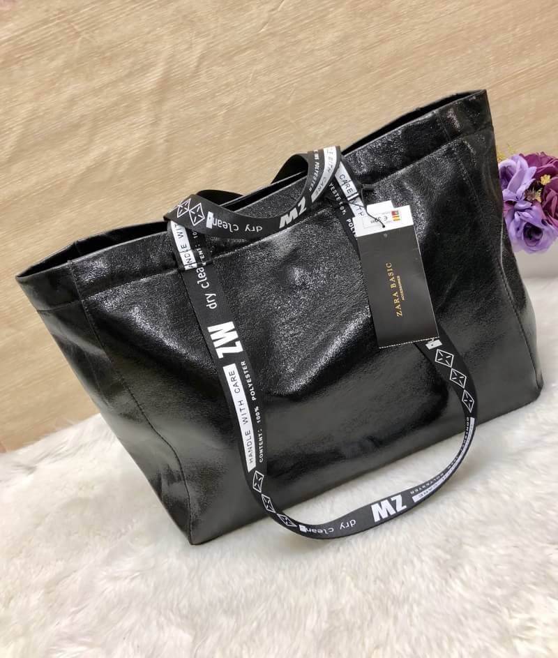New in!!! ZARA HANDLE BAG Best seller !!! พร้อมส่งรุ่นใหม่ล่าสุดปี 2018 กระเป๋าถือหรือสะพายข้าง วัสดุหนังเมทาลิค น้ำหนักเบา ดีไซด์แบบเรียบแต่ดูเก๋ค่ะ รุ่นนี้โดดเด่นตรงสายของกระเป๋า สายพิมตัวอักษรสีขาว ปล่อยสายยาวลงมา รวบเป็นแบบสะพายข้างได้นะคะ เปิดปิดกระเ