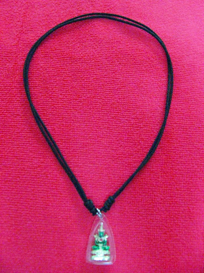 สินค้าหมดค่ะ พระแก้วมรกตเลี่ยมกรอบใสพร้อมสร้อย วัดหนอยหอย จ.ราชบุรีค่ะ