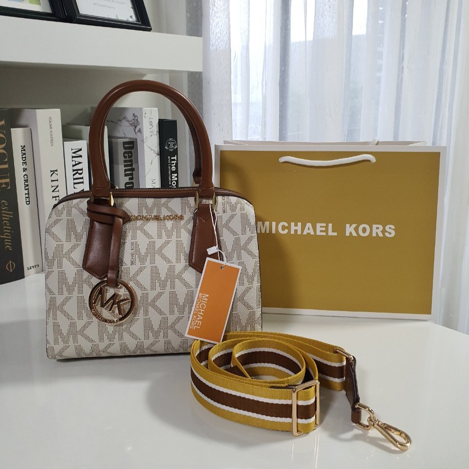 MICHEAL KORS HAYES DUFFLE BAG กระเป๋าสะพายทรงหมอนยอดฮิต ขนาดกลาง วัสดุหนังสังเคราะห์ปั้มลาย MK ทั้งใบ สวยอยู่ทรง ประดับโลโก้แบรนด์ด้านหน้า ด้านในบุผ้าไนลอน มีช่องซิปอีกหนึ่งช่อง สามารถใส่กระเป๋าสตางค์ใบยาว มือถือ iphone เงิน ของจุกจิกได้ มาพร้อมแท็กห้อยสุ