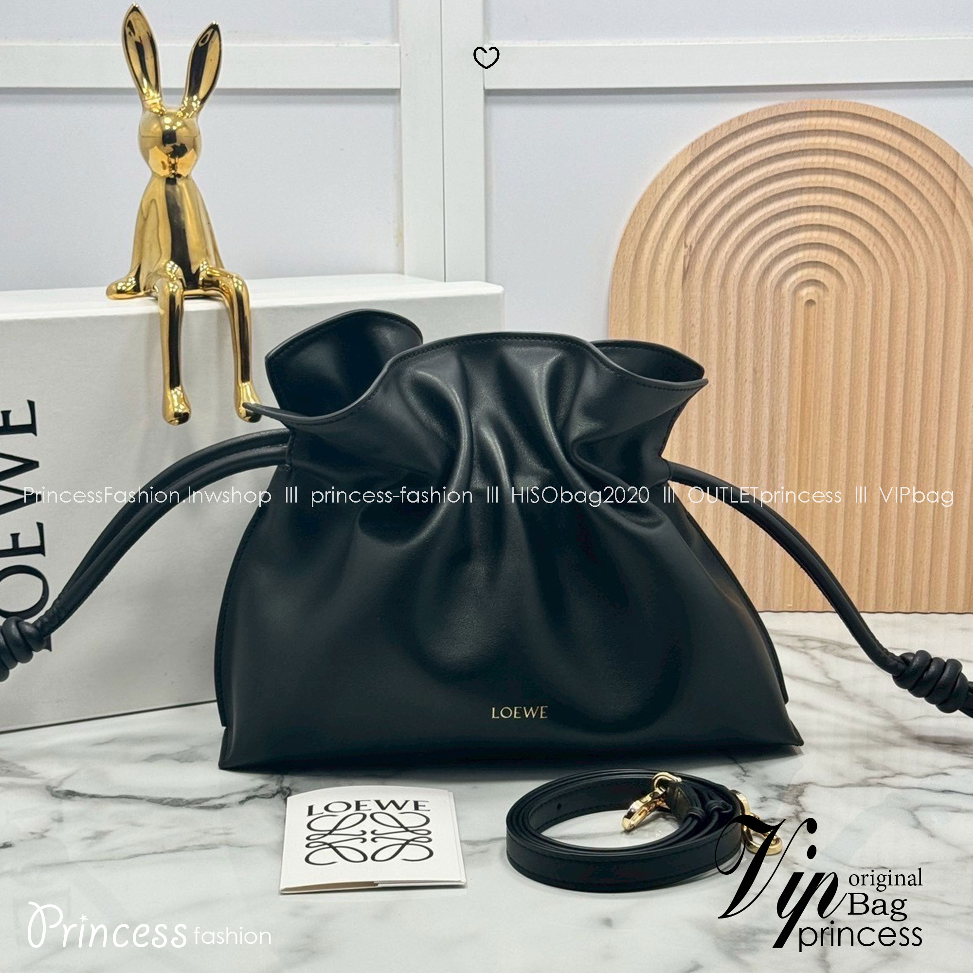 ORI หนังแท้ | Medium Loewe Flamenco clutch in nappa leather 30cm กระเป๋าสะพายทรงคลัชดีไซน์รูดเชือก เรียบหรูดูแพง เรียบง่ายใช้งานสะดวก หนังแนปป้าให้สัมผัสนุ่มสบายผิว มาพร้อมสายสะพายร้อยห่วงหรูหรา