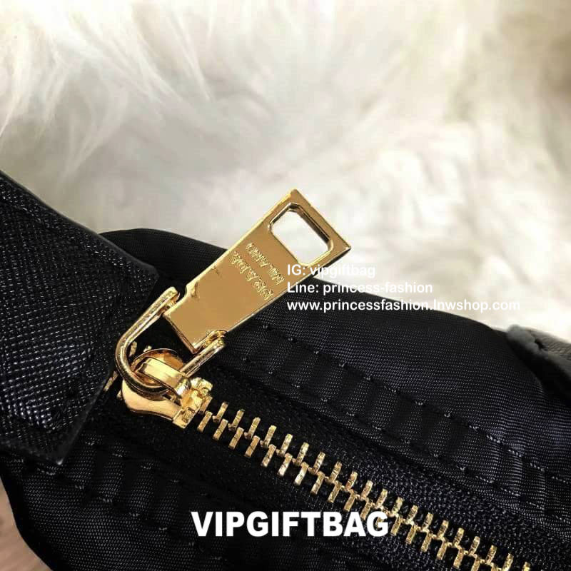 PRADA NYLON BAG WITH ZIP VIP GIFT WITH PURCHASE กระเป๋าถือหรือสะพายสไตล์ Longchamp GWP พรีเมี่ยมกิ้ฟจากเคาน์เตอร์แบรนด์ Limited edition วัสดุ Nylon เนื้อหนาคุณภาพดีตามแบบฉบับแบรนด์ด้านหน้าประดับโลโก้หรู เปิดปิดด้วยฝาปิดและซิป ภายใน Polyester 100% มีโลโก้ 