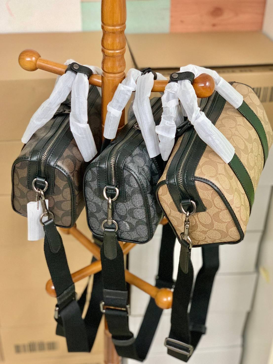 COACH GOTHAM DUFFLE 24 IN SIGNATURE CANVAS CA186 พร้อมส่ง กระเป๋าทรงหมอนรุ่นใหม่บ่าสุดปี 2022 รุ่นนี้สามารถใช้ได้ทั้งชาย//หญิง หนังแท้อย่างดี นิ่มทรงสวย มากๆค่ะ เปิด-ปิดกระเป๋าแบบซิปคู่ด้านบนมีกระดุมรวบหูหิ้วให้ด้วยนะคะ ภายในกระเป๋าสามารถใส่สัมภาระที่จำเป