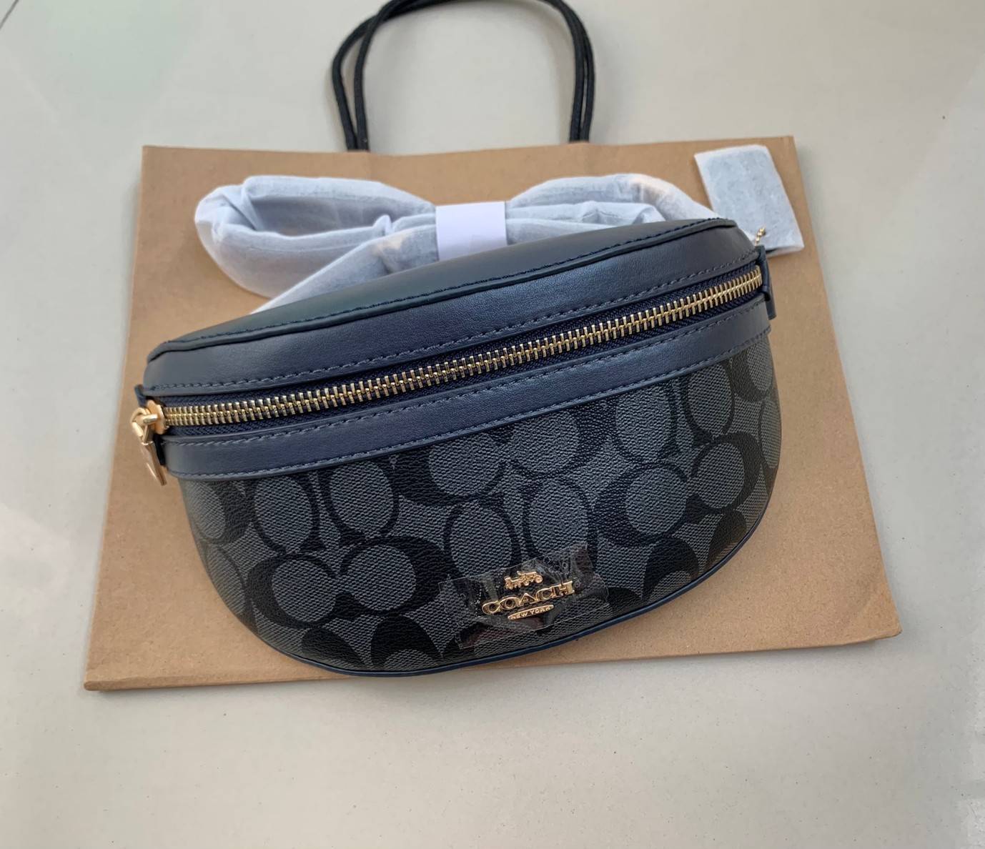 COACH BELT BAG ((39937)) กลับมาอีกครั้ง สวยเหมือนเดิมค่ะ😘 กระเป๋าคาดอก//คาดเอว หนังแท้นิ่ม สวยงามค่ะ ด้านหน้ามีช่องซิป ใส่กระเป๋าเงินใบกลางได้;มือถือได้ทุกรุ่น;พาสปอร์ตได้ค่ะ ด้านหลังมีช่องซิปให้อีกช่องใส่ของจุกจิก สายคาดเลื่อนปรับได้ฟรีไซด์ตามขนา