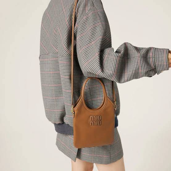 MIU MIU IVY leather handbag / Miu Miu ivy mini tote กระเป๋าสไตล์คลาสสิก มาในดีไซน์เรียบแต่โก้ ให้ลุคที่ดูเท่มั่นใจ สามารถถือและสะพายได้ จุดเด่น ที่โลโก้หนังตัวนูน ที่เสริมให้กระเป๋าดูแฟชั่นและทันสมัย
