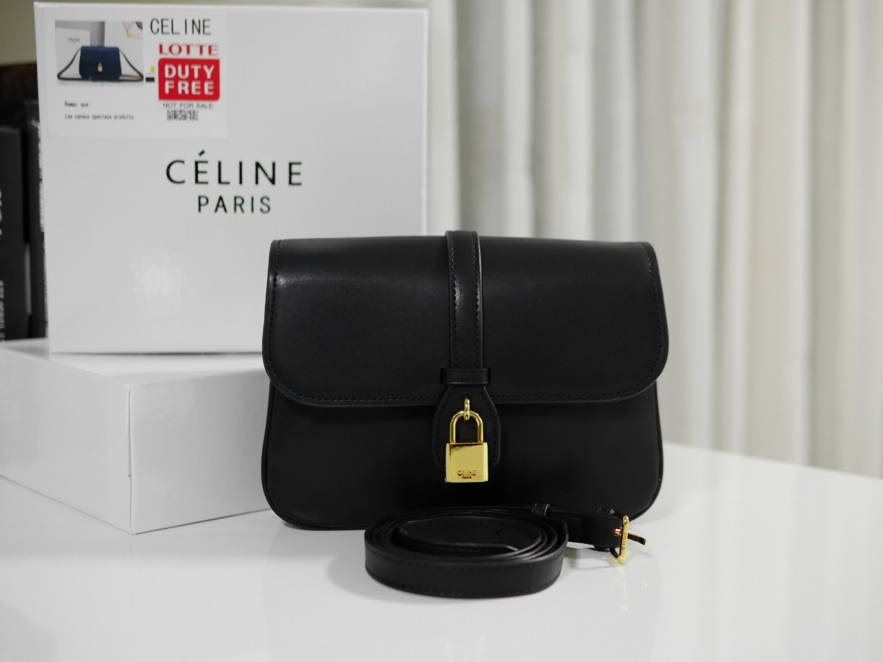 Celine Medium Tabou In Smooth Calfskin พร้อมส่งรุ่นใหม่แล้วค่า กับ CELINE SHOULDER BAG หนังเรียบสวยหรู ปรับดับพวงกุญแจสีทองด้านหน้า ด้านในเปิดด้วยด้วยกระดุม แบ่งช่องใส่ของออกเป็นสัดส่วน พร