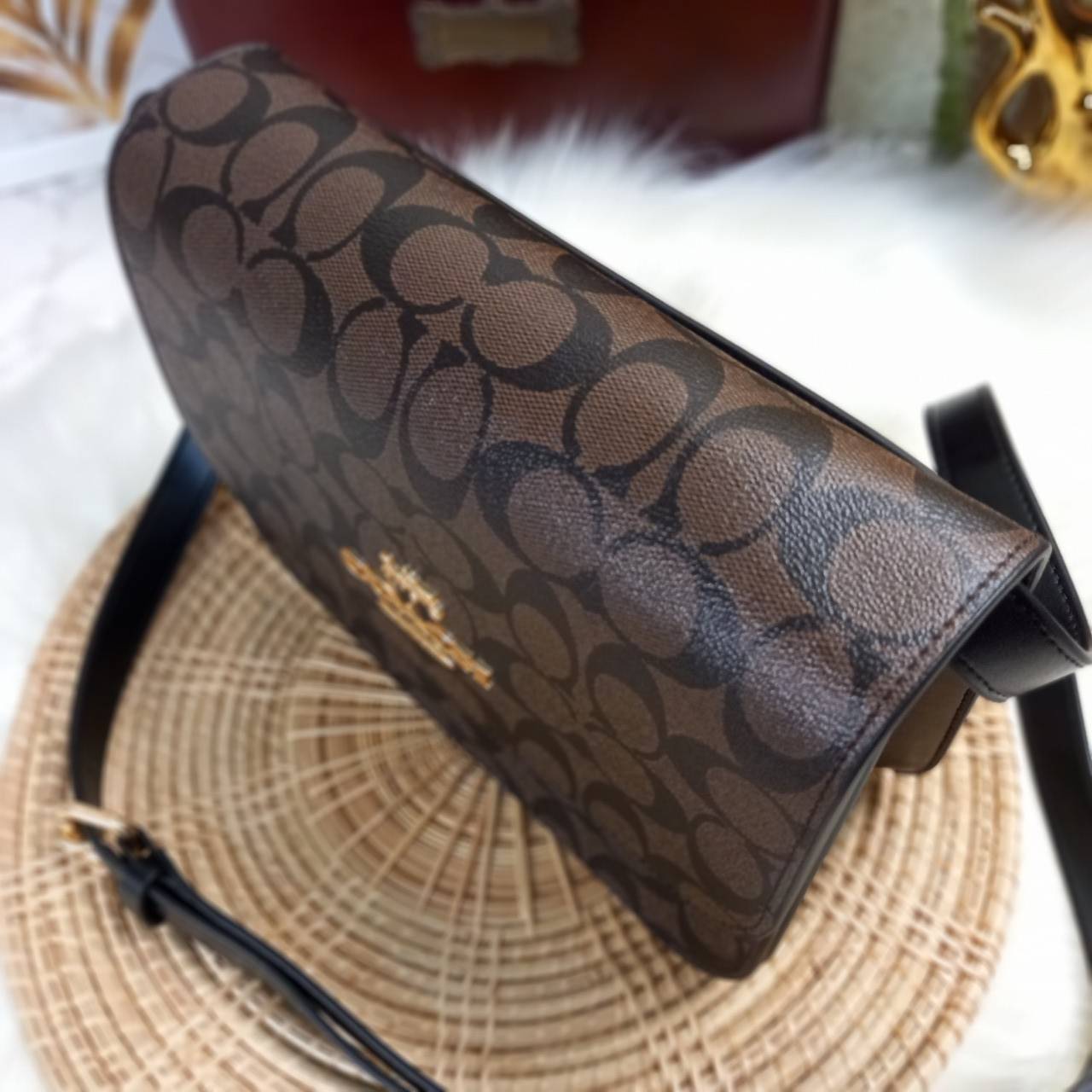 COACH BRYNN FLAP CROSSBODY IN SIGNATURE CANVAS (COACH C5633)🍁สวยหรู ทะลุ เกินเบอร์มาก//กระเป๋าสะพายข้าง หรือจะถือเป็นครัชก็เก๋แบบเลิศๆ>> มีสายยาวถอดได้ ปรับระดับได้ //วัสดุหนังแคนวาส ตกแต่งดีเทลหรูด้วยหนังแท้ และอะไหล่สีทอง งานสวย คมกริบ //เ