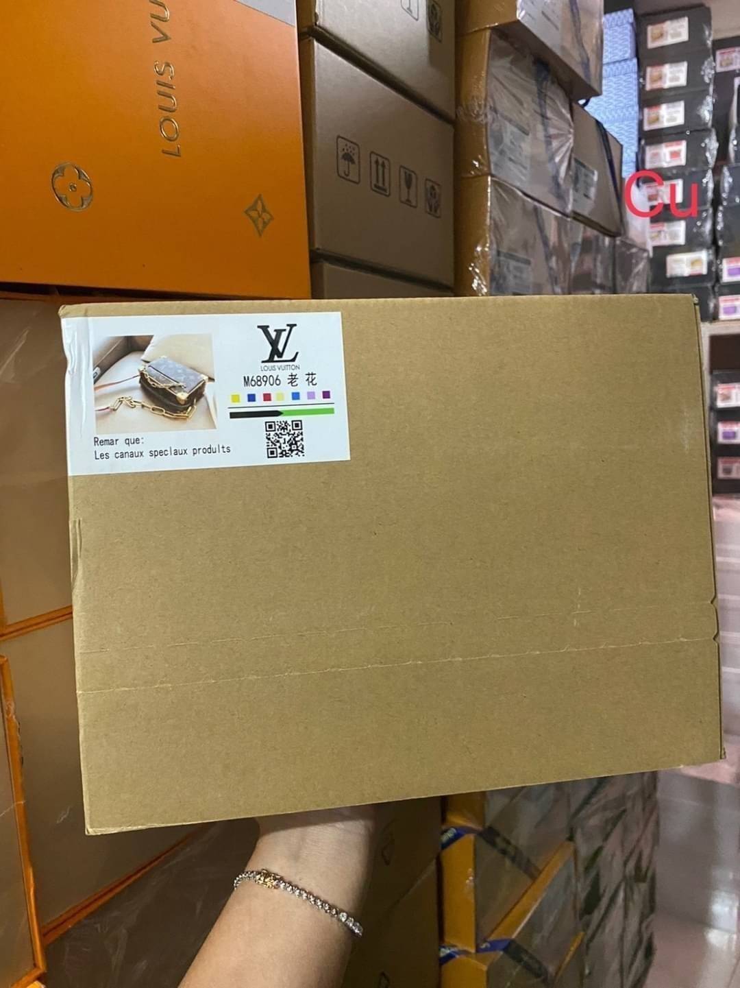 LV Mini Soft Trunk in Monogram Legacy กระเป๋าสะพายทรงกล่อง ไซส์มินิ สวย เท่ห์ รุ่นหายากมากกก วัสดุหนังแคนวาส ดีไซน์ทุกอย่างได้ลงตัว หรูหรา พกเป็นคลัทช์ออกงานก็ดูแพง สะพายข้างก็ดูอัพลุค ได้ทุกสไตล์ รุ่นนี้เป็น unisex ด้วยน้า ใช้ได้ทั้งหนุ่มๆและสาวๆไปเลย ภา