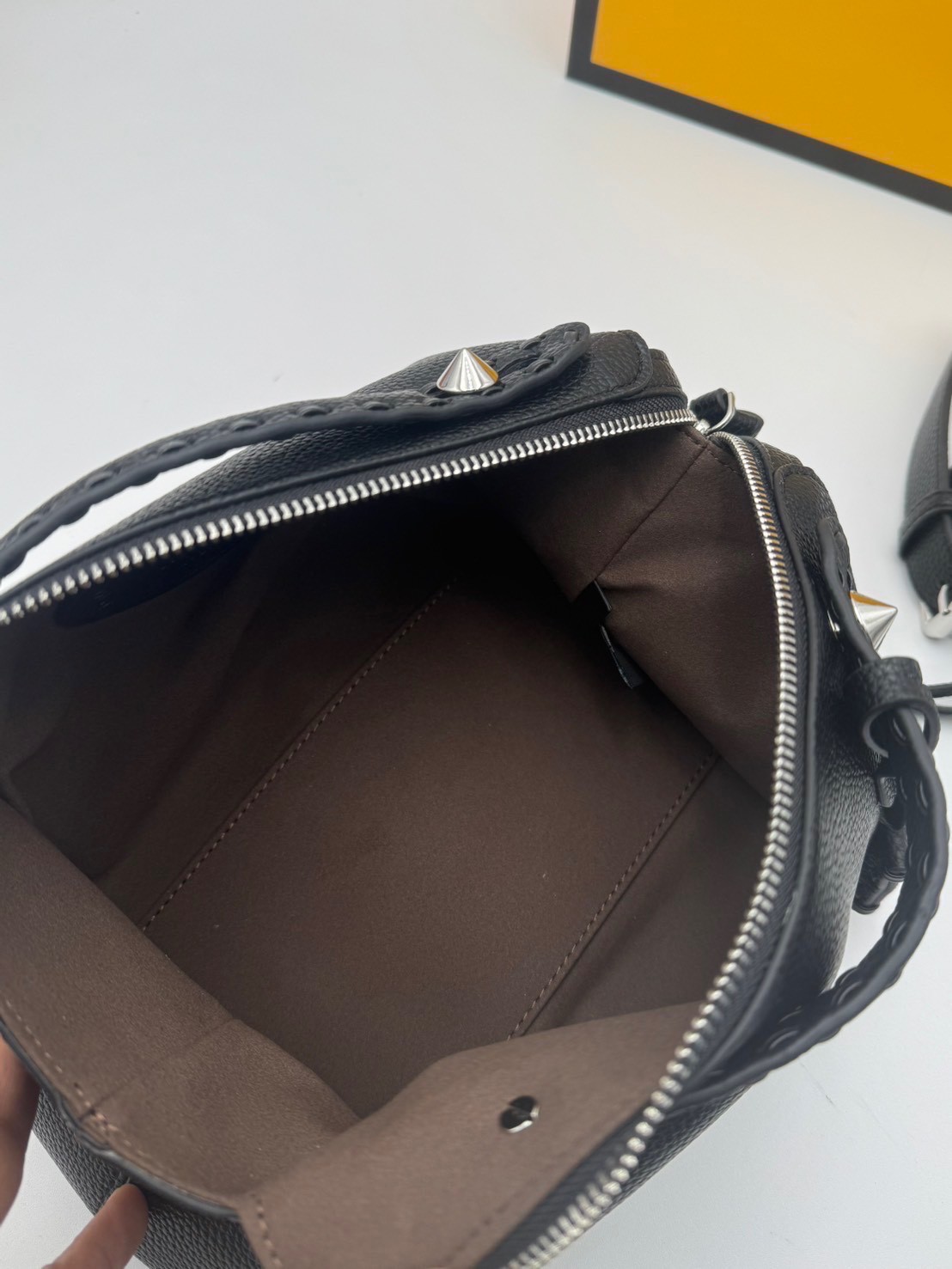 FENDI Medium By The Way Selleria Shoulder Bag กระเป๋าสะพายรุ่นใหม่ล่าสุด รูปทรงใช้งานง่าย โมเดิร์นและหรูหราขึ้น สไตล์ไม่ซ้ำภายในโล่งกว้าง ใส่ของสำคัญได้สบายๆ