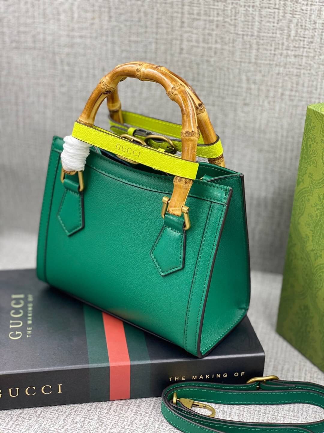 VIP GIFT 】หนังแท้ GUCCI Diana mini tote bag กระเป๋างานหูไม้ไผ่สุดคลาสสิก ดีไซน์มาใหม่พร้อมเข็ดขัดหนังสีสะท้อนแสงประดับตรงหูกระเป๋า ขนาดมินิกำลังน่ารักเลยค่ะ วัสดุหนังแท้ อะไหล่ทอง งานสวยตั้งอยู่ทรง มีสายสะพายยาว 1เส้น สามารถปรับระดับได้-ถอดได้ งานเก๋ไก๋ที
