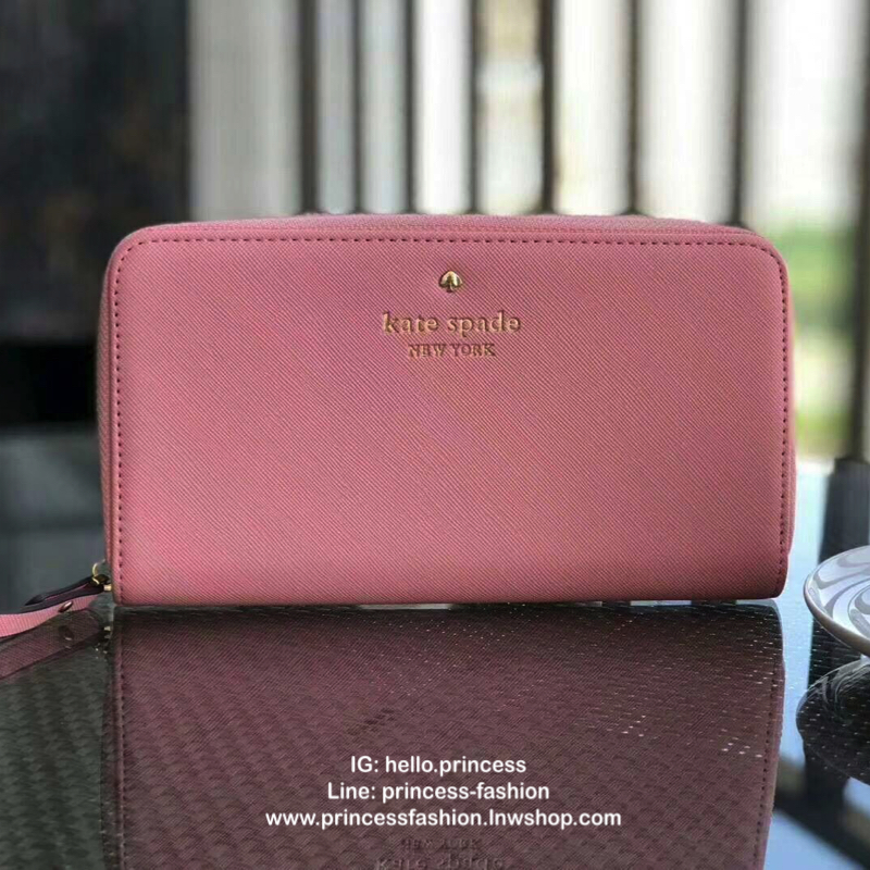 KATE SPADE LONG WALLET กระเป๋าสตางค์ใบยาวรุ่นใหม่ล่าสุดหนัง Saffiano สไตล์ PRADA สวยน่าใช้ ภายในมีช่องซิป1ช่อง และช่องใส่บัตรหลายช่อง ใส่เหรียญ บัตรได้เยอะ ตัวจริงสวยน่าใช้มากค่ะ