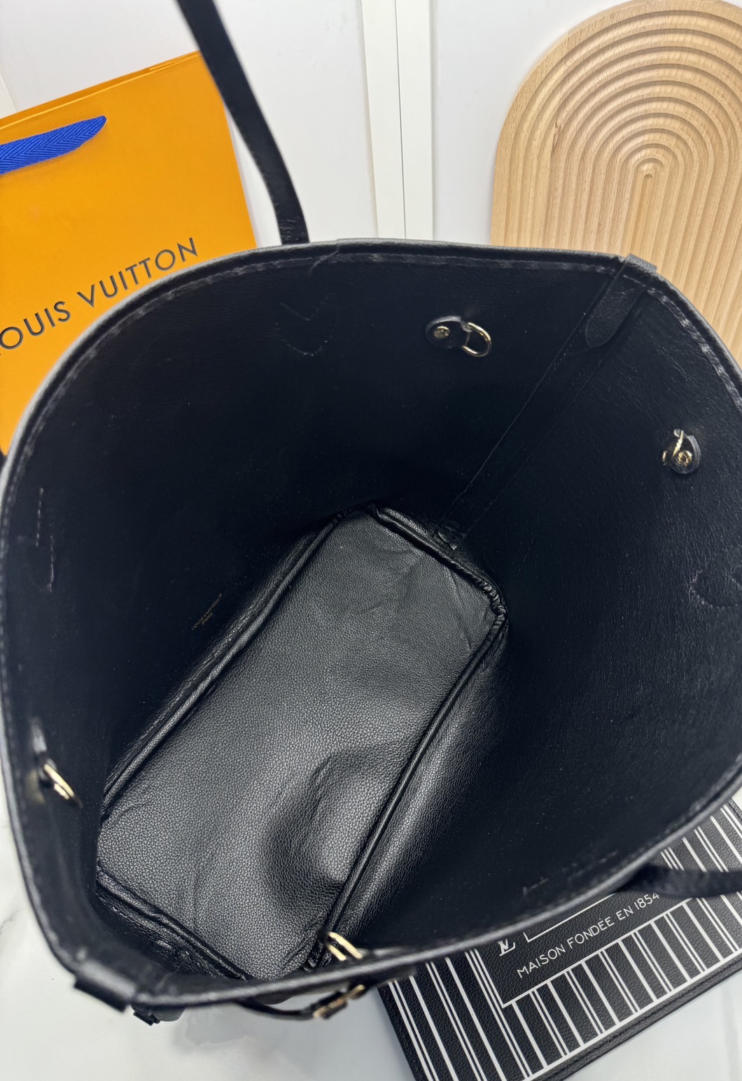 LV Neverfull Inside Out MM / LV Tote Bag กระเป๋าทรงโท้ทใบใหญ่ กลับด้านใช้ได้ 2 ฝั่ง ดีไซน์ใหม่ที่ฮอตที่สุดในตอนนี้ มาพร้อมใบลูกพิมพ์ลายเส้นตรงสวยเด่น เป็นอีกรุ่นที่นิยมใช้เยอะมากๆ ภายในโล่งกว้าง สะพายไปเที่ยวต่างจังหวัดคือดีงามมากจ้า หรือจะสะพายไปทำงาน ไป